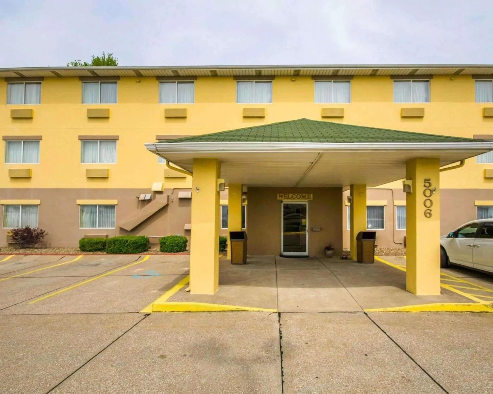 Property building in Quality Inn Evansville Eastland Area