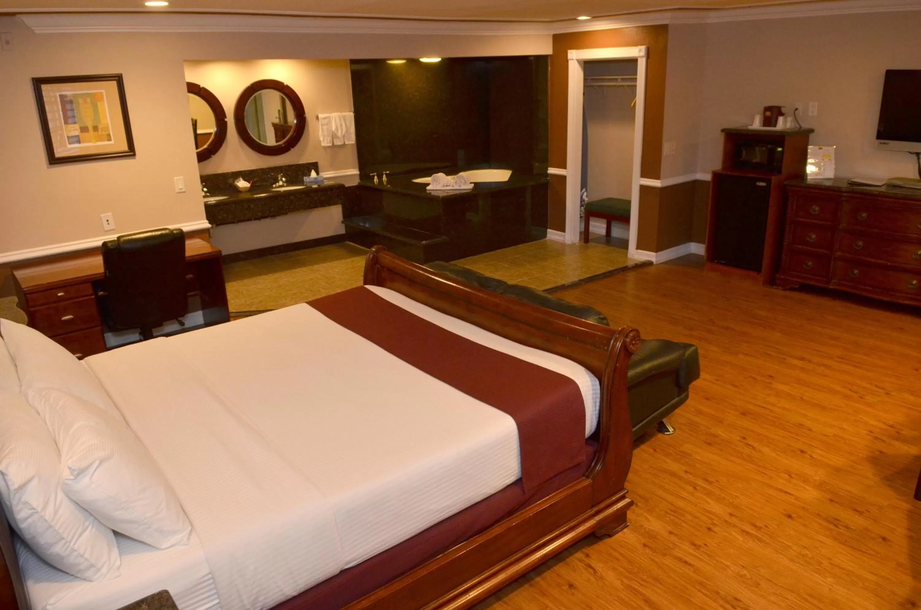Photo of the whole room, Bed in Dynasty Suites Hotel