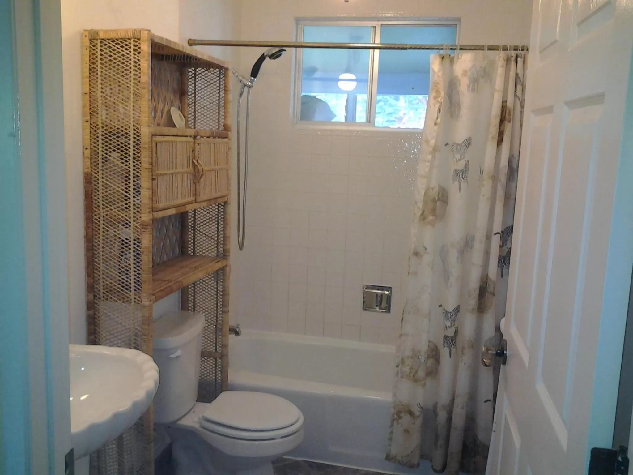Bathroom in Lava Tree Tropic Inn