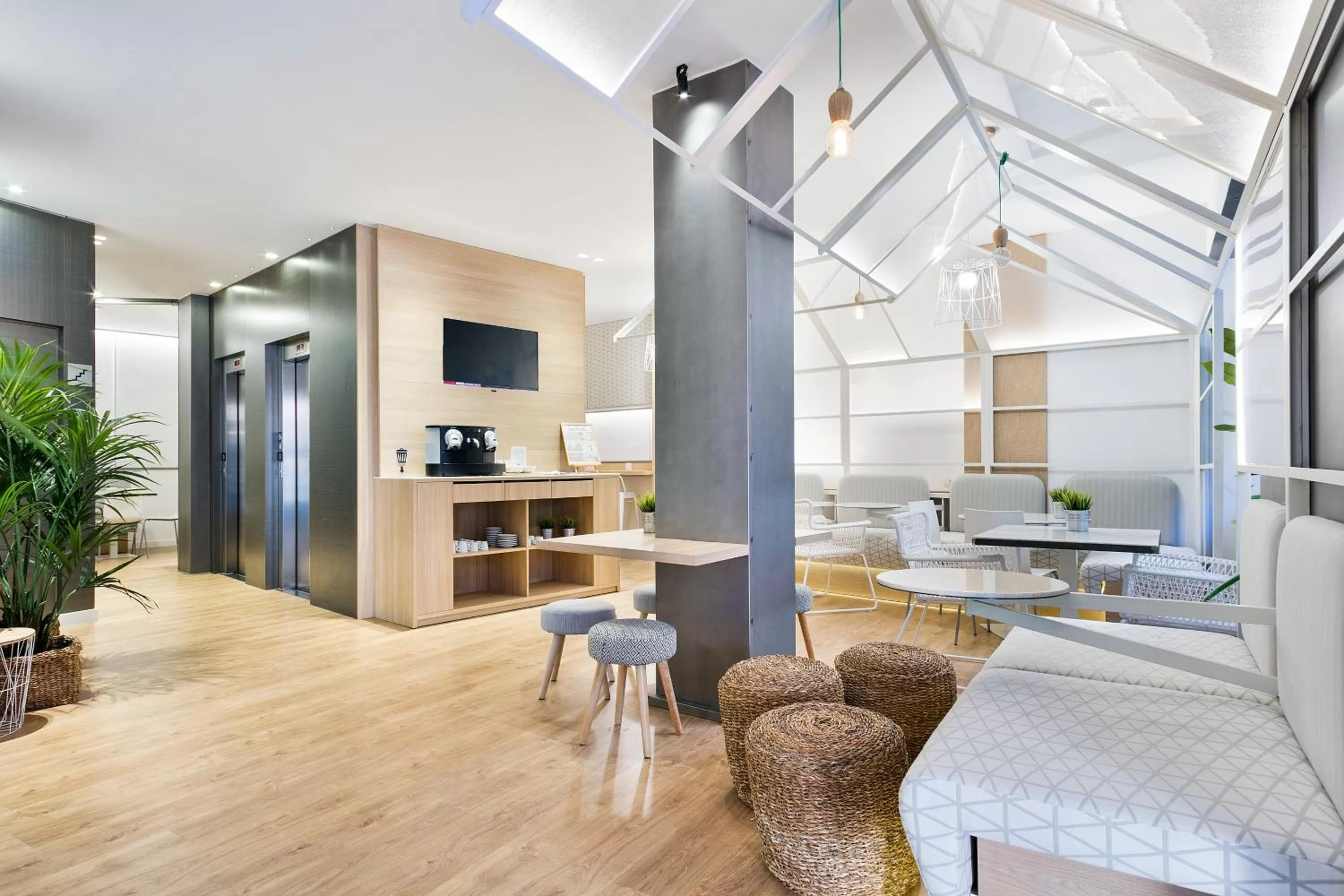 Communal lounge/ TV room in Hotel Acta Laumon