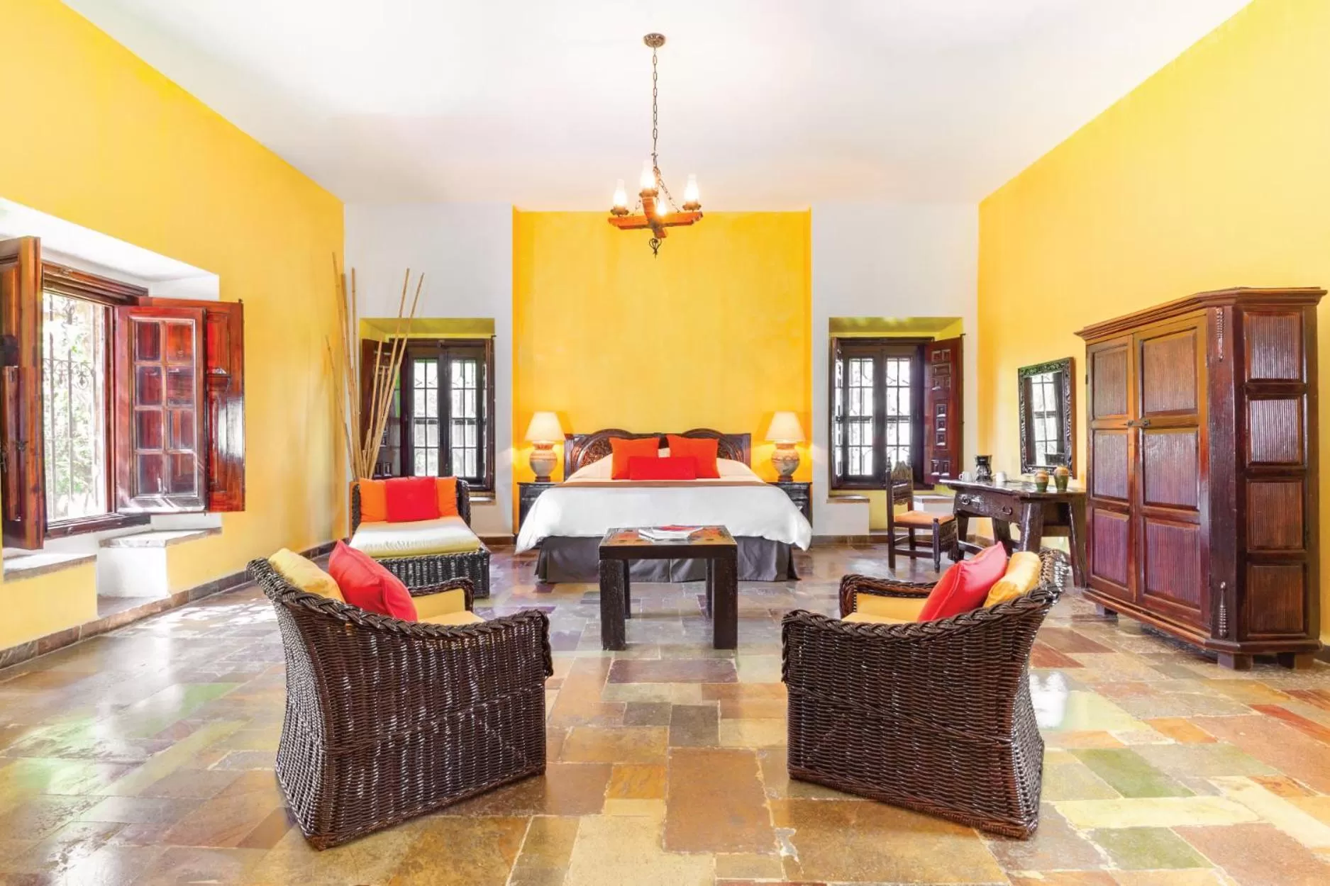 Bedroom, Bed in Hotel Racquet Cuernavaca