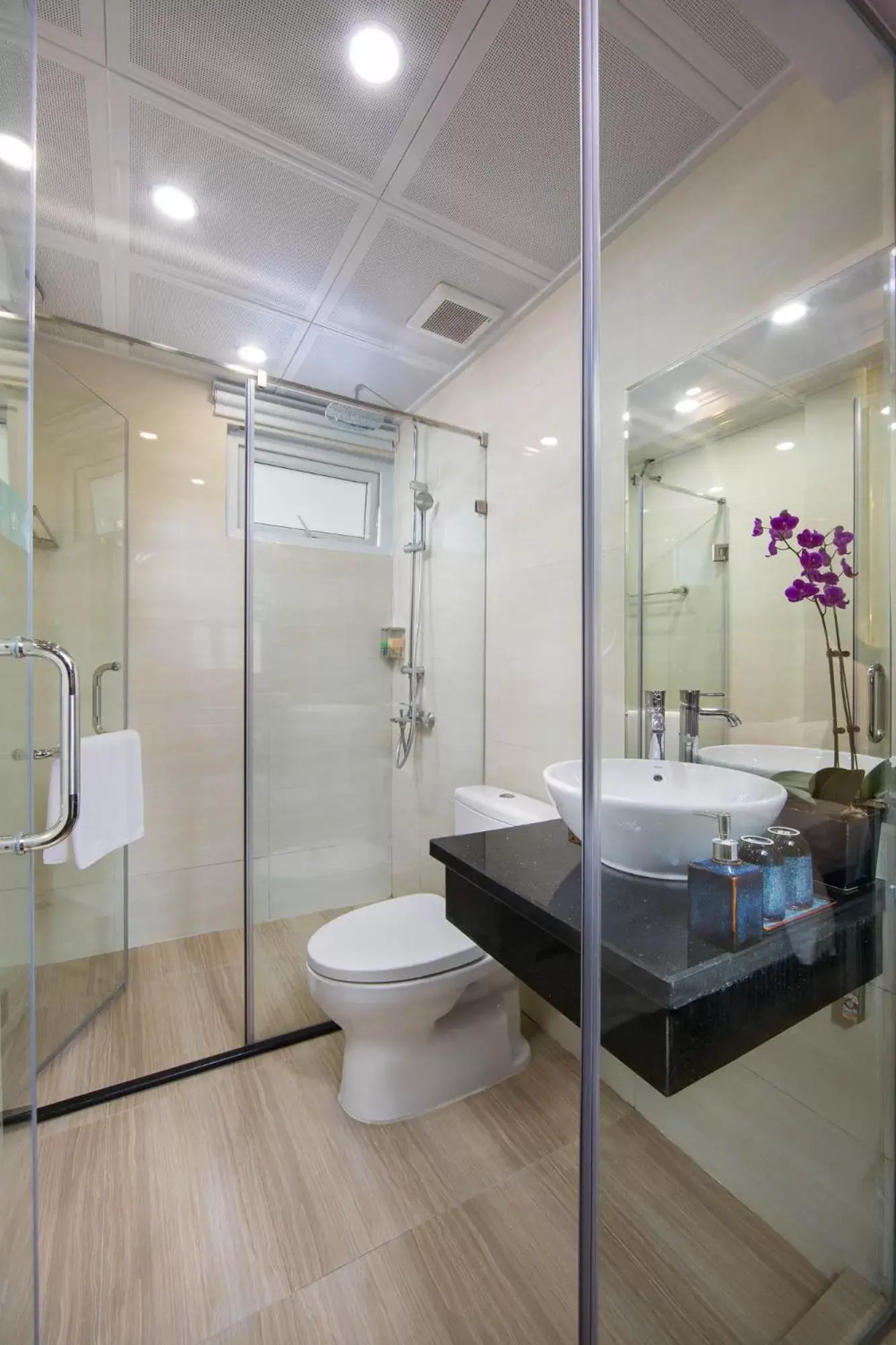 Deluxe Double or Twin Room with City View in Hanoi Royal Palace Hotel 2 Deluxe Double or Twin Room with City View in Hanoi Royal Palace Hotel 2