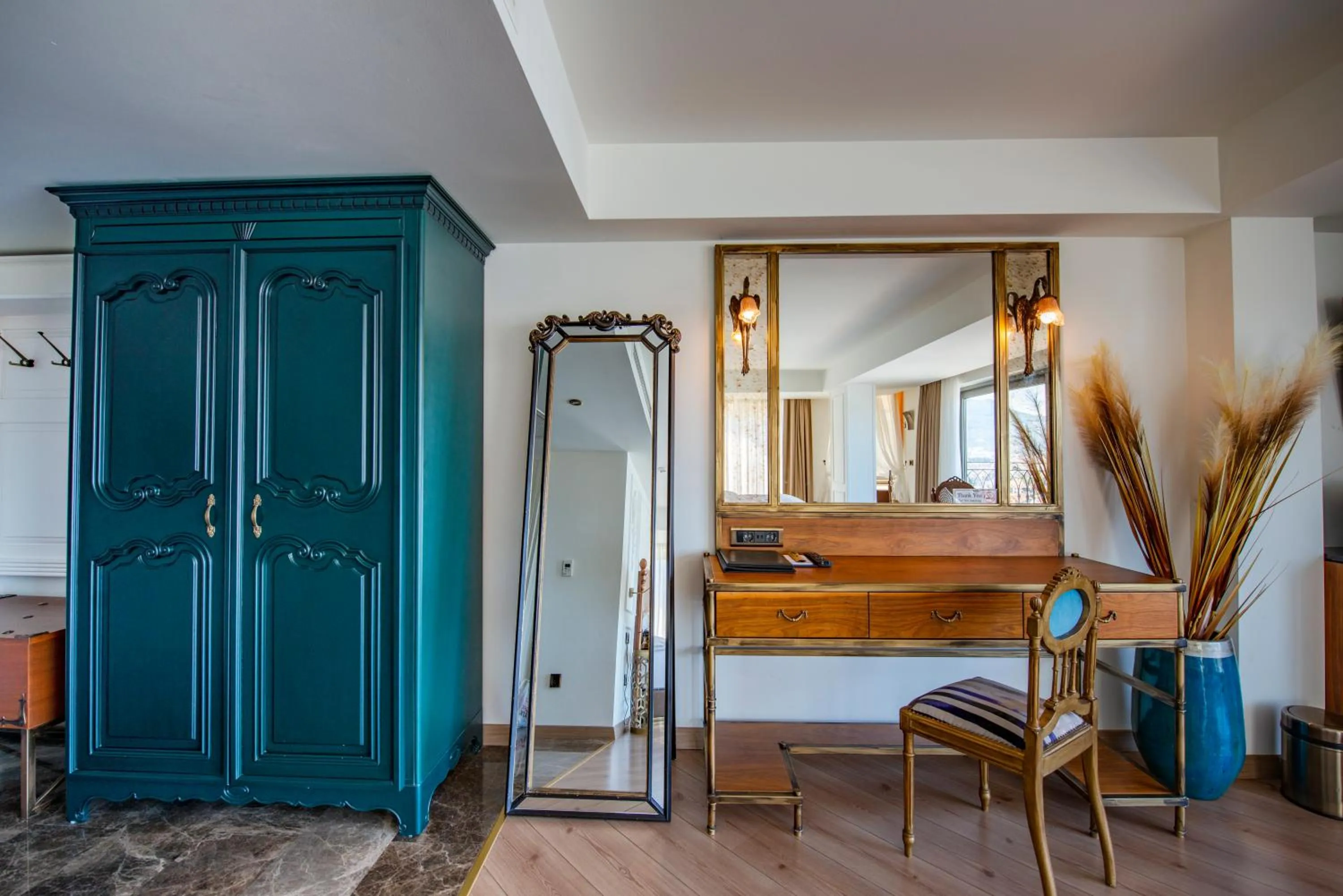 wardrobe in Casa Margot Hotel - Adults Only