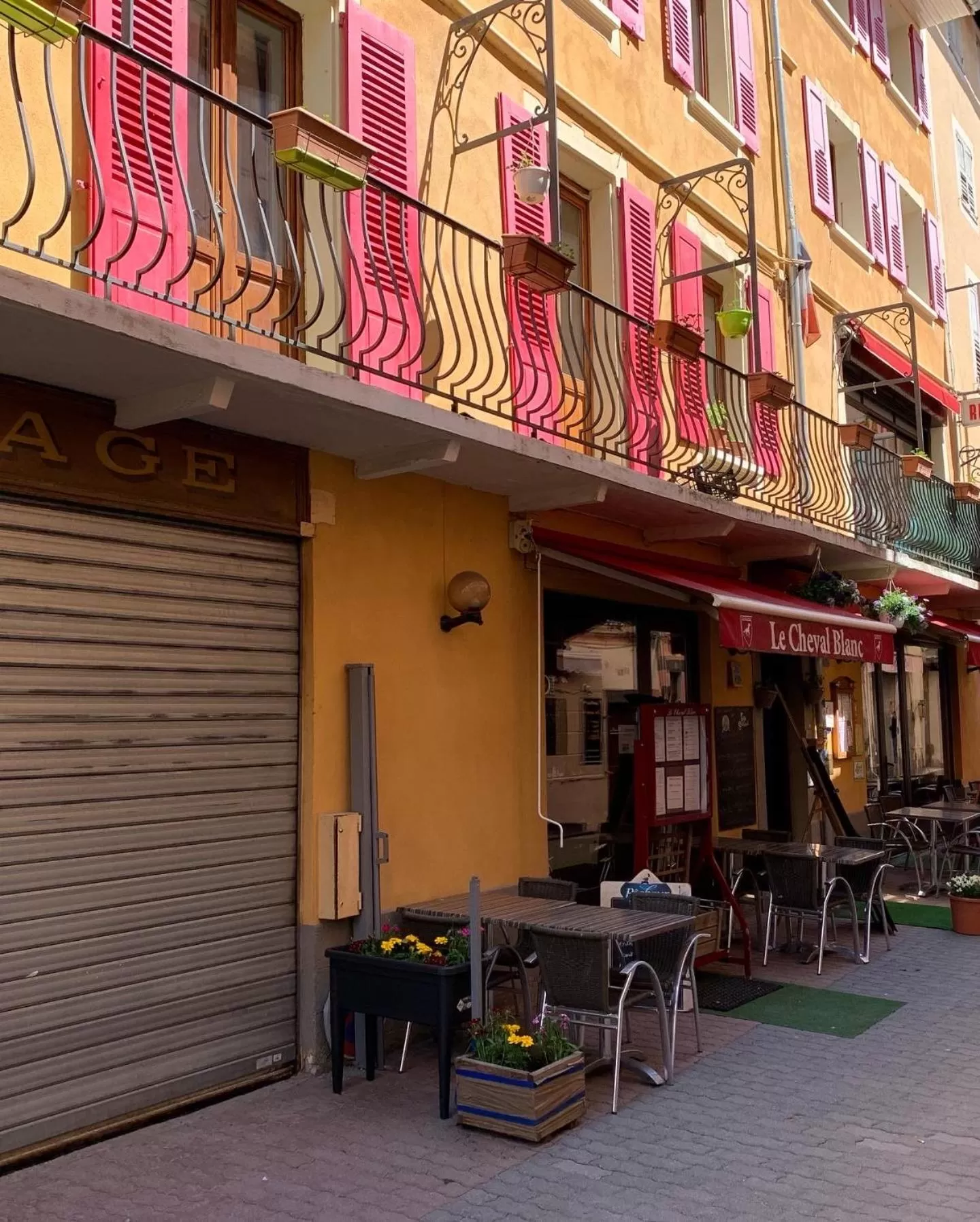 Patio in Hôtel Du Cheval Blanc Barcelonnette