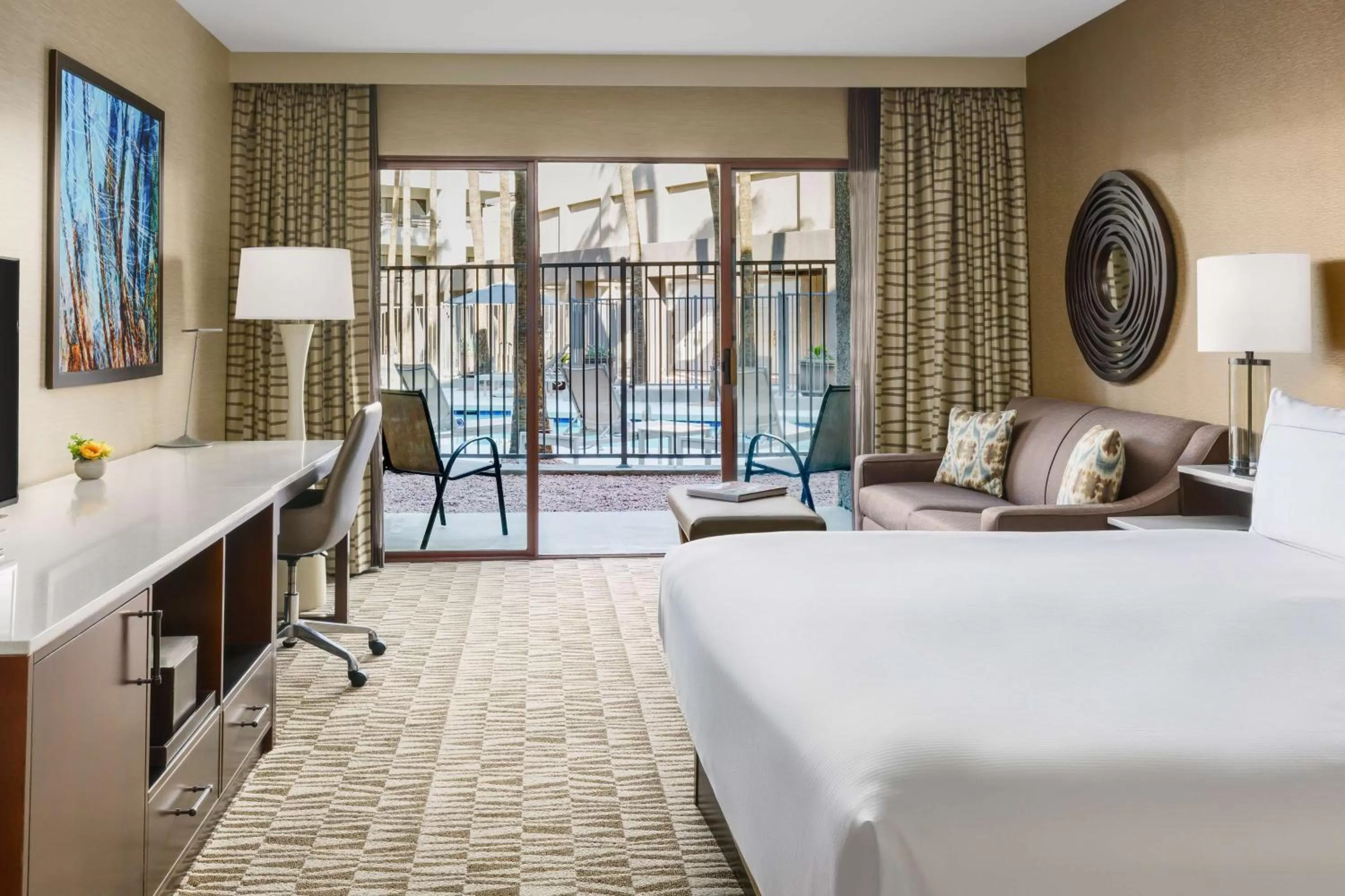 Bedroom, Bed in Hilton Phoenix Airport