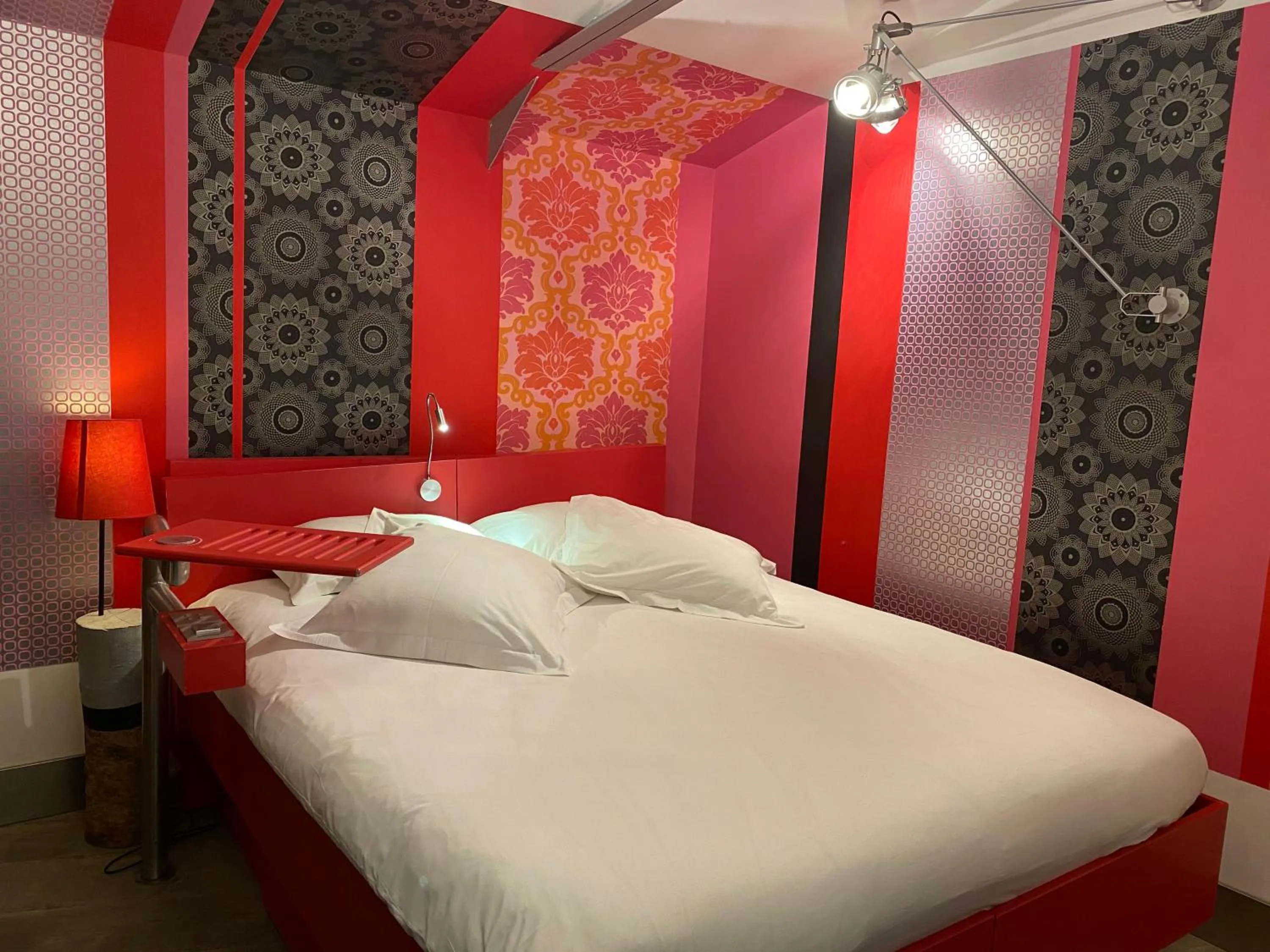 Bed in Hôtel Le Dormeur du Val