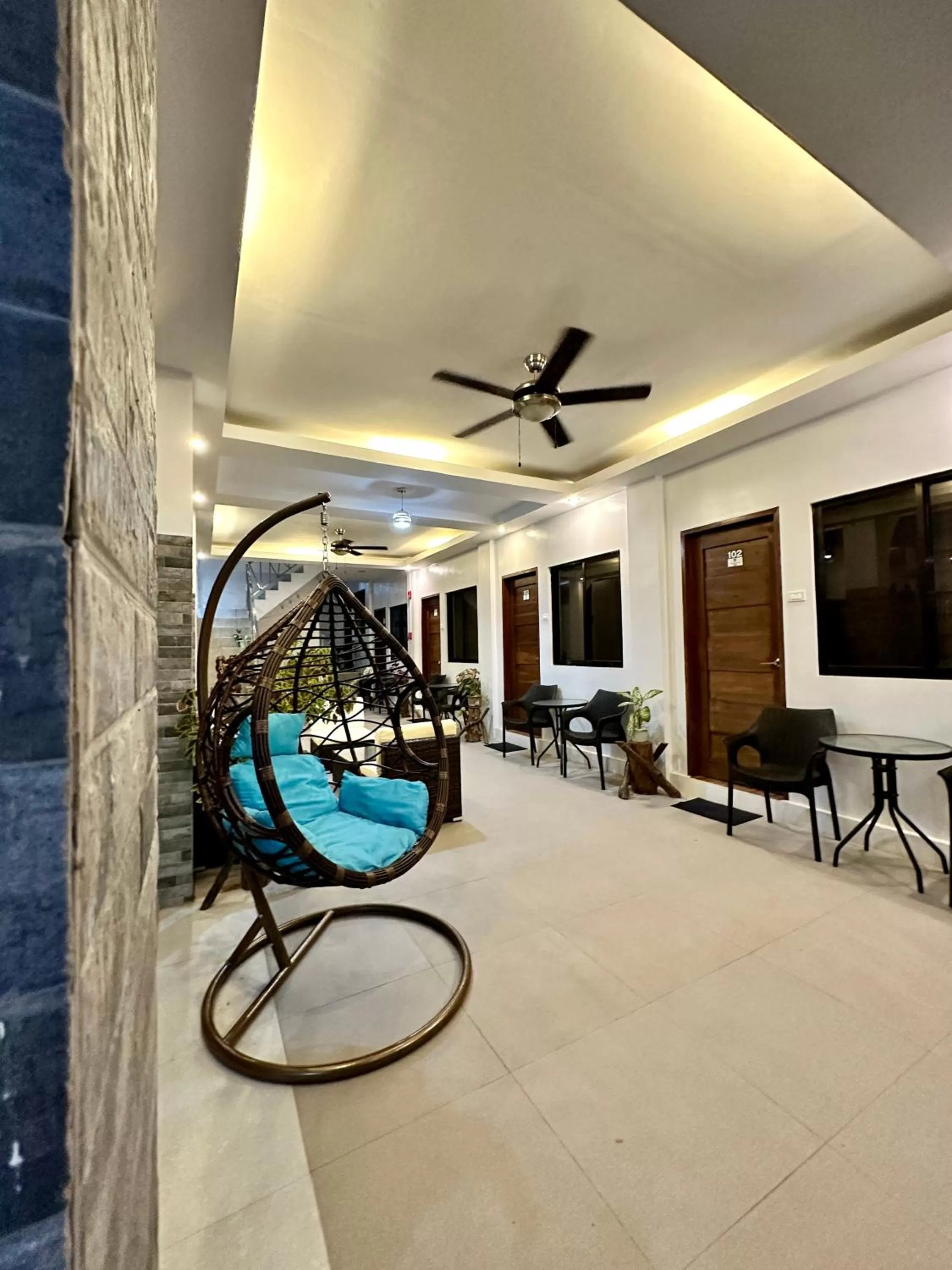 Communal lounge/ TV room in Harbour Bliss Hotel