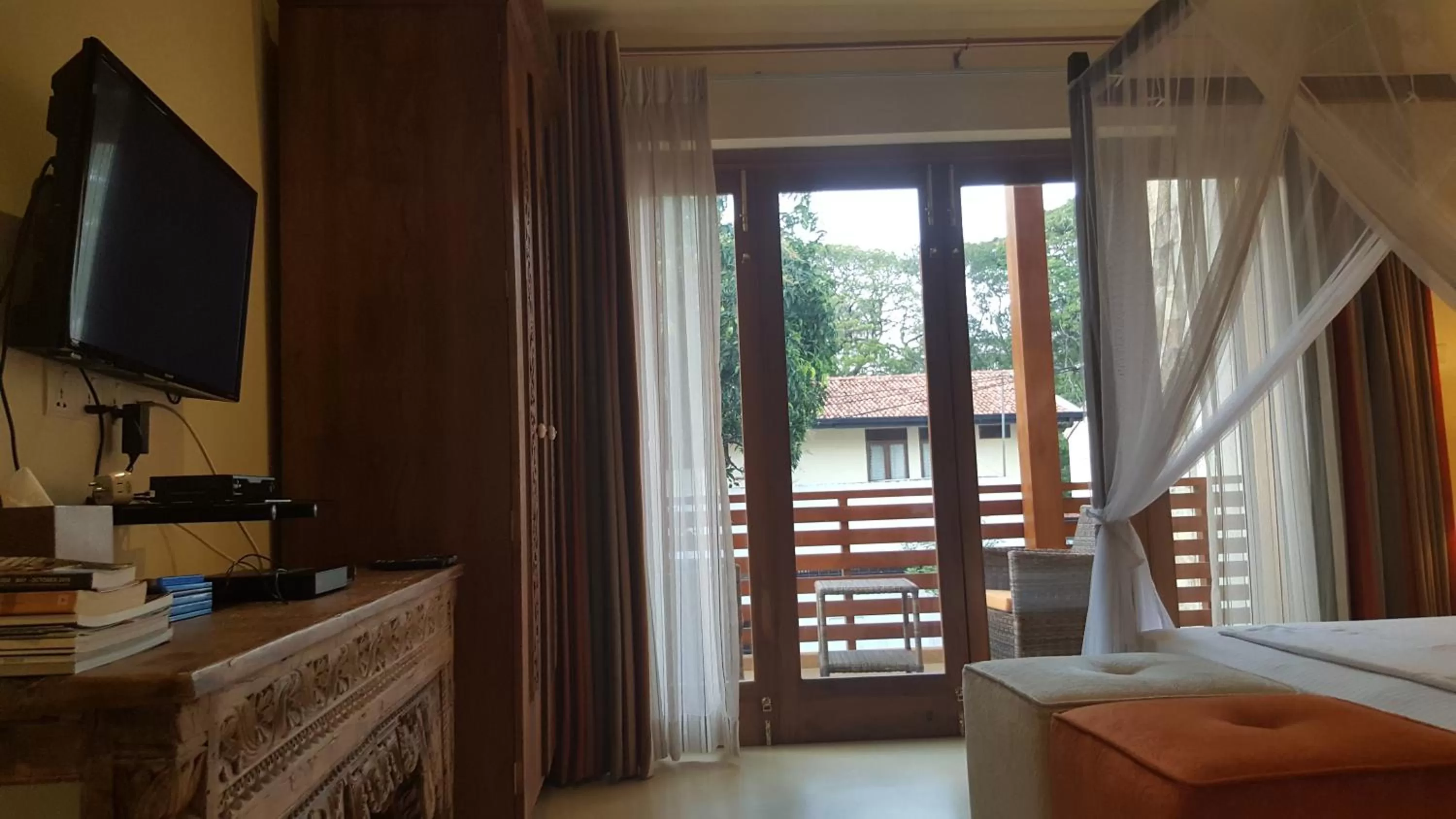 TV and multimedia, TV/Entertainment Center in Urban Bliss Studio