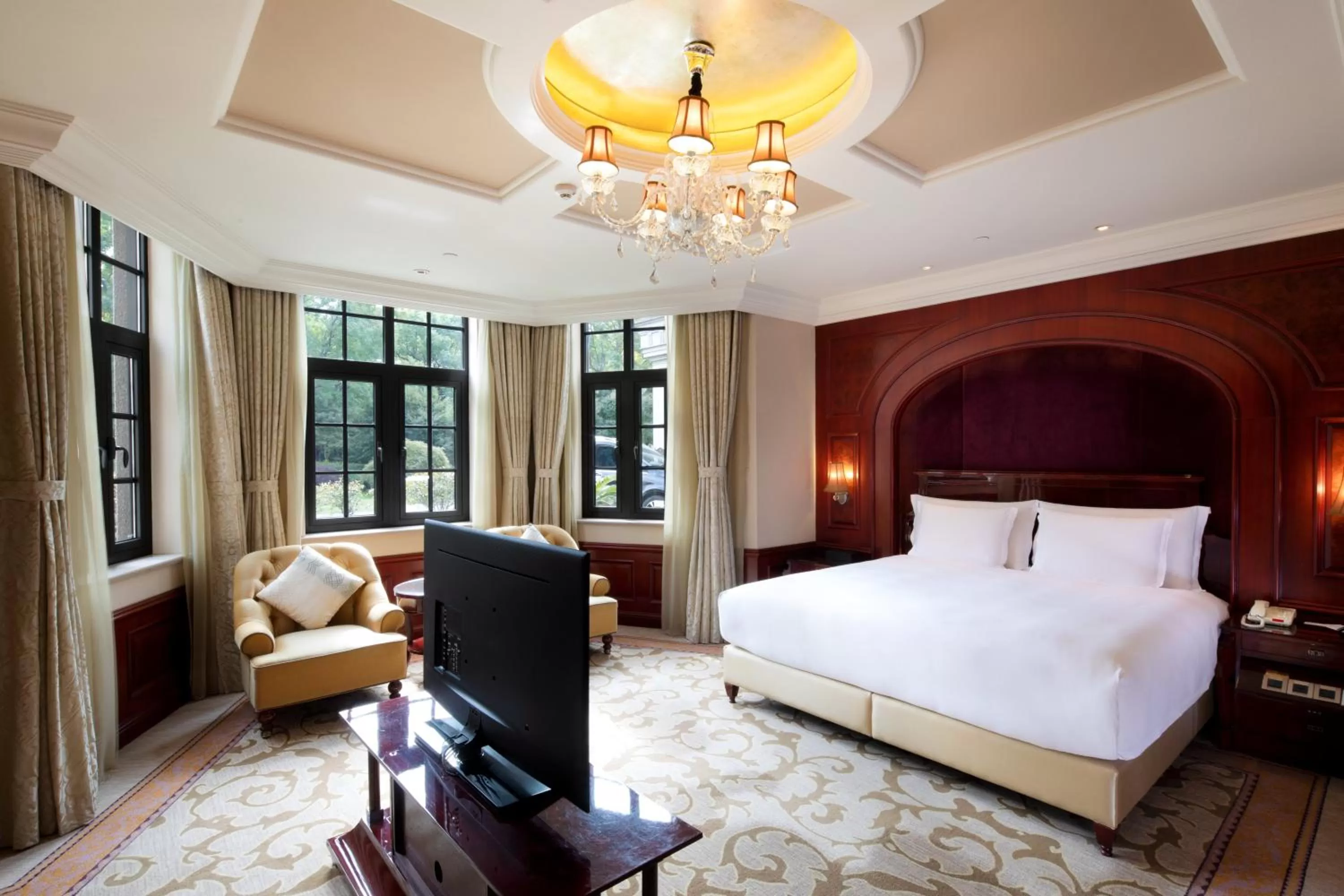 Photo of the whole room, Bed in InterContinental Shanghai Ruijin by IHG - Downtown Historic Iconic Garden Hotel