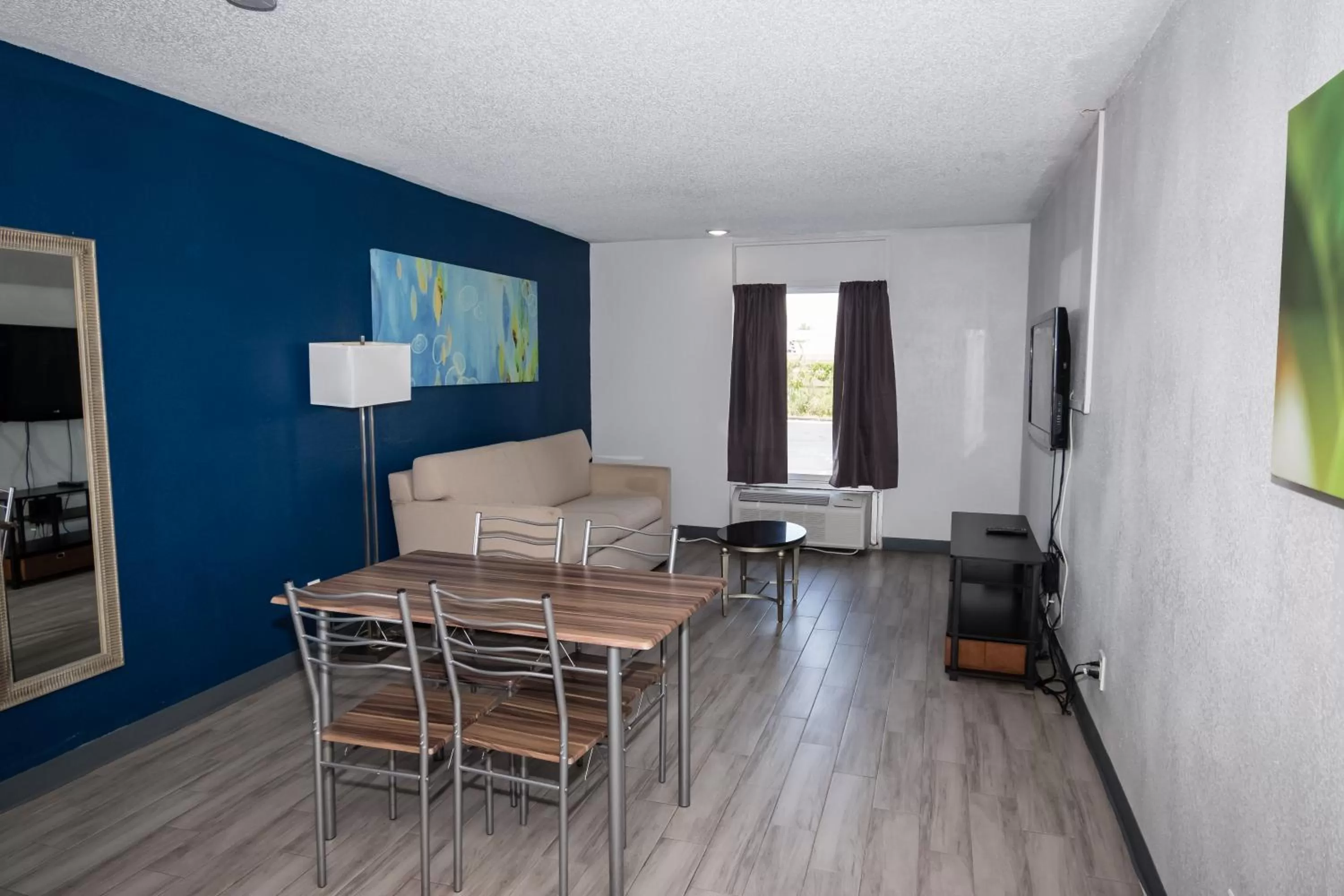 TV and multimedia in Motel 6 - Altamonte Springs, FL