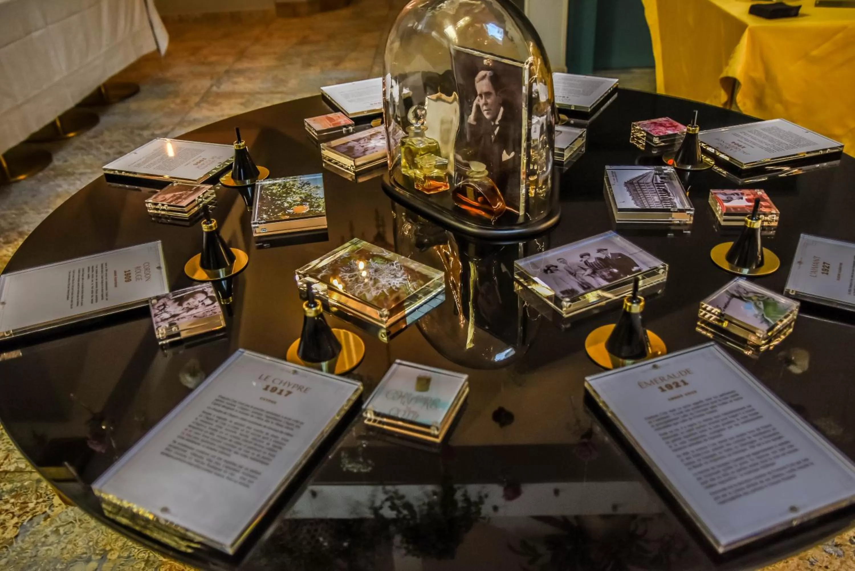 Decorative detail in Hôtel Mercure Paris Suresnes Longchamp