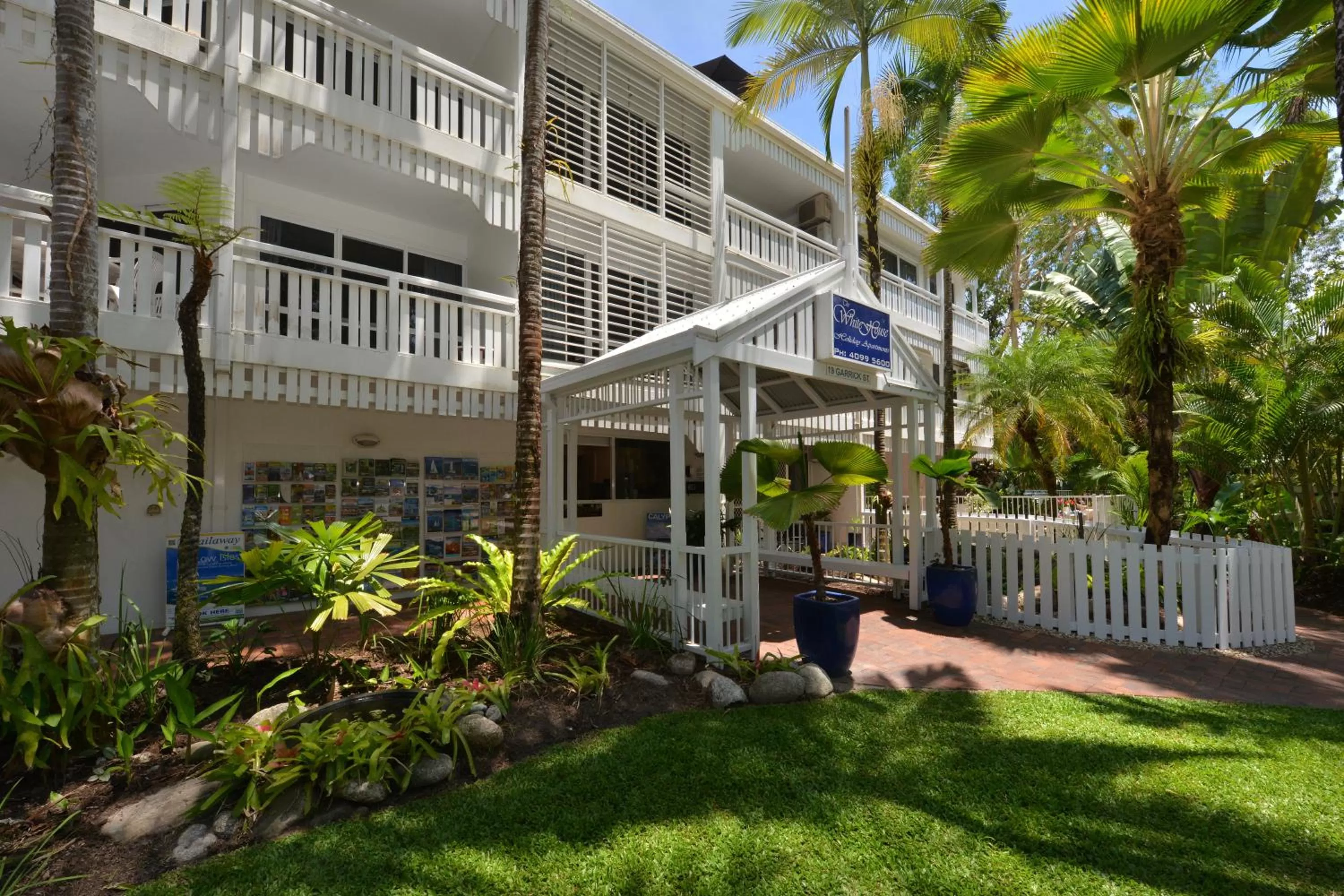 Facade/entrance in The White House Port Douglas