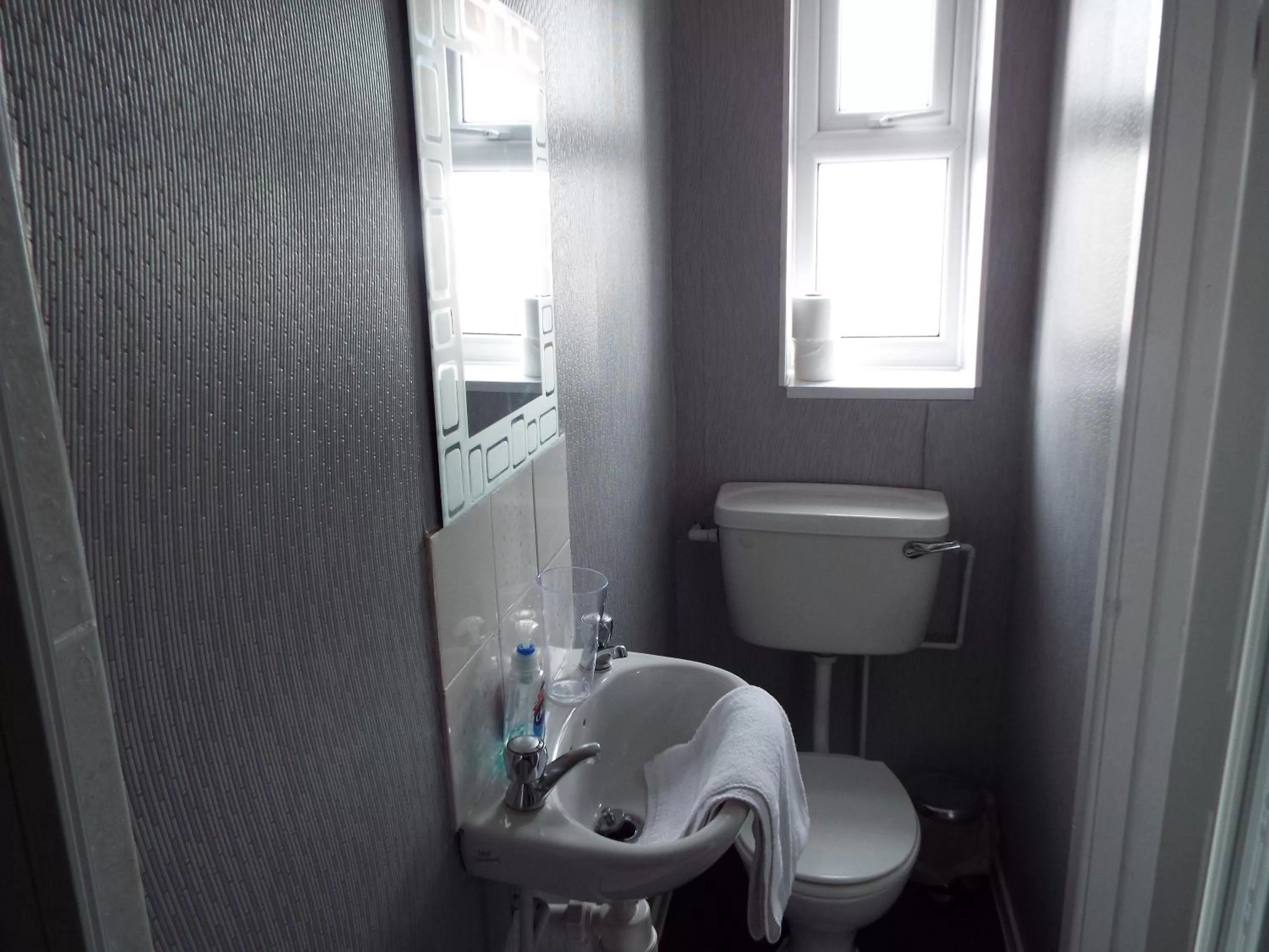 Bathroom in Alfies Hotel