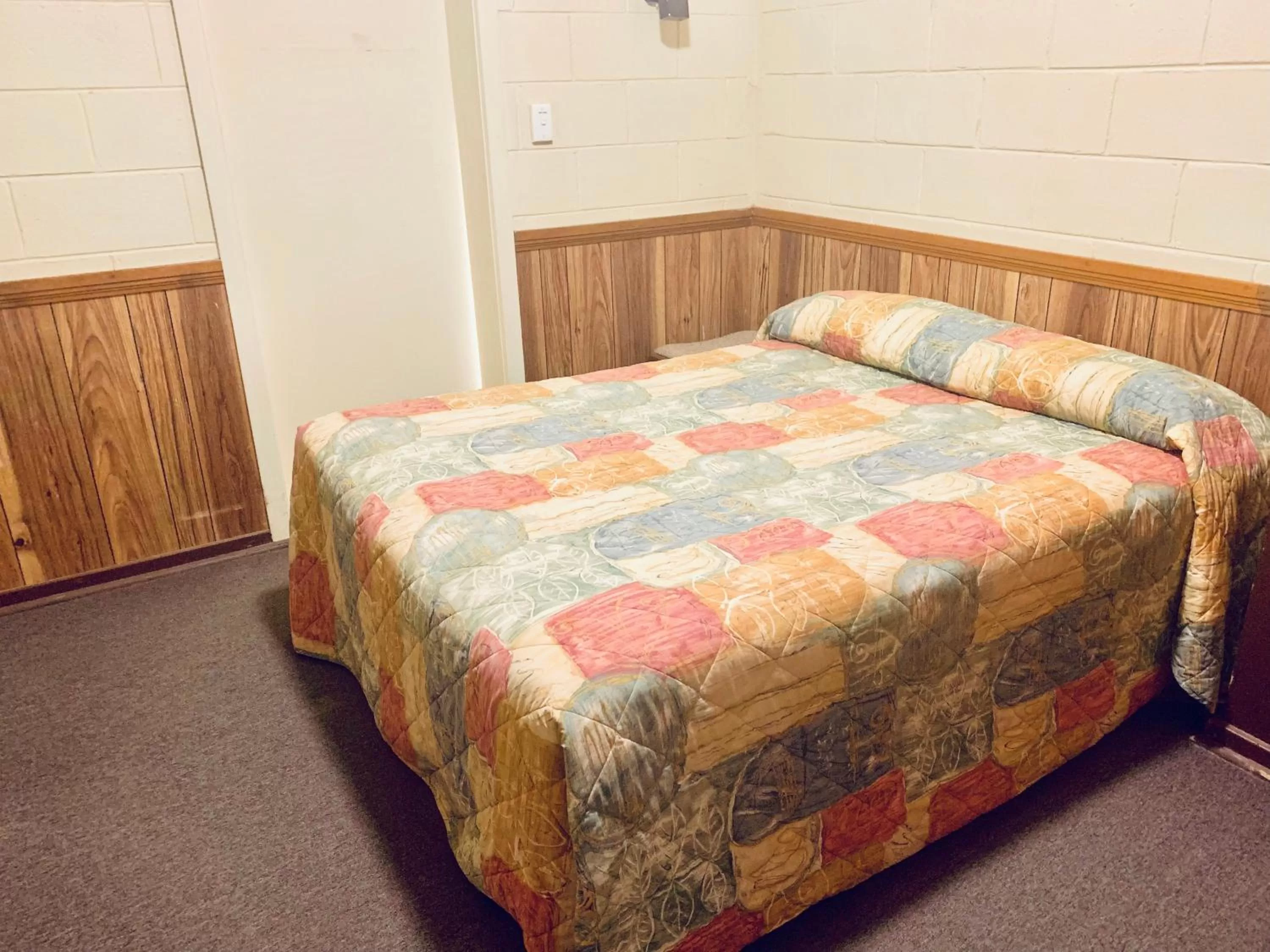 Bed in Opal Inn Hotel, Motel, Caravan Park