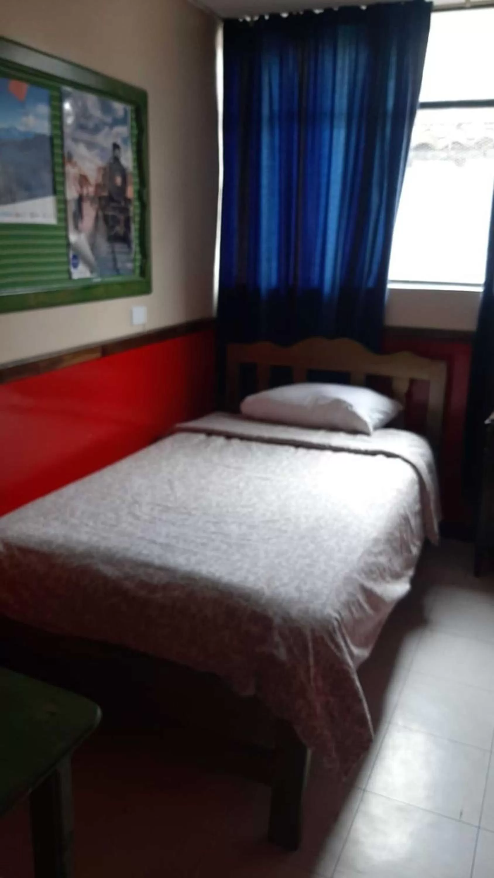 Photo of the whole room, Bed in Flying Donkey