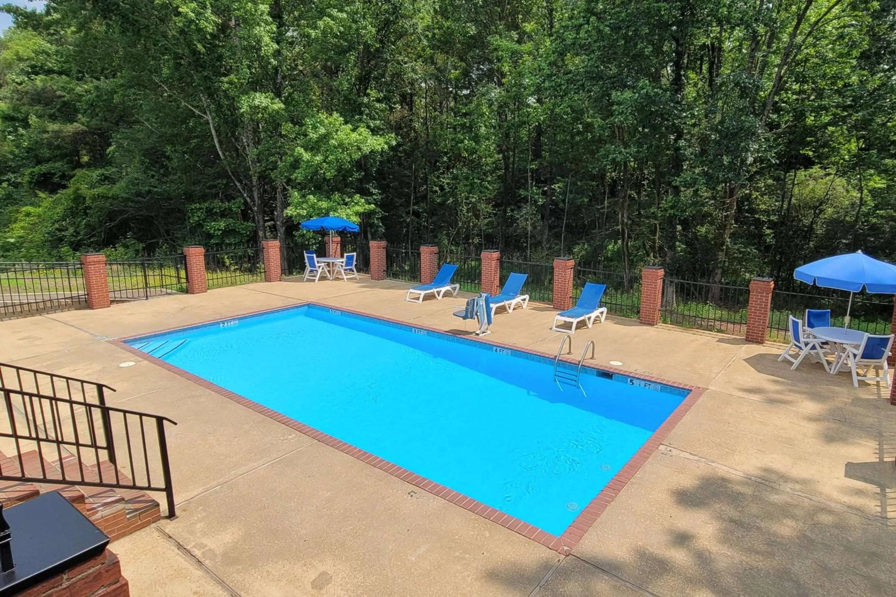 Swimming pool in Econo Lodge Kosciusko