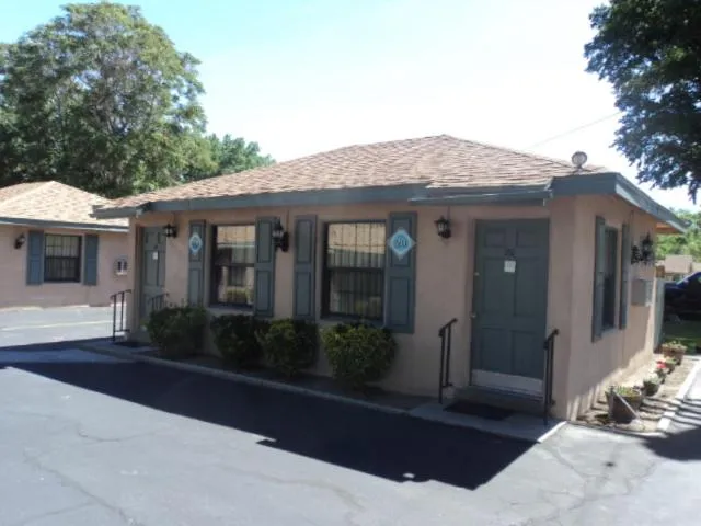 Facade/entrance in Bishop Elms Motel