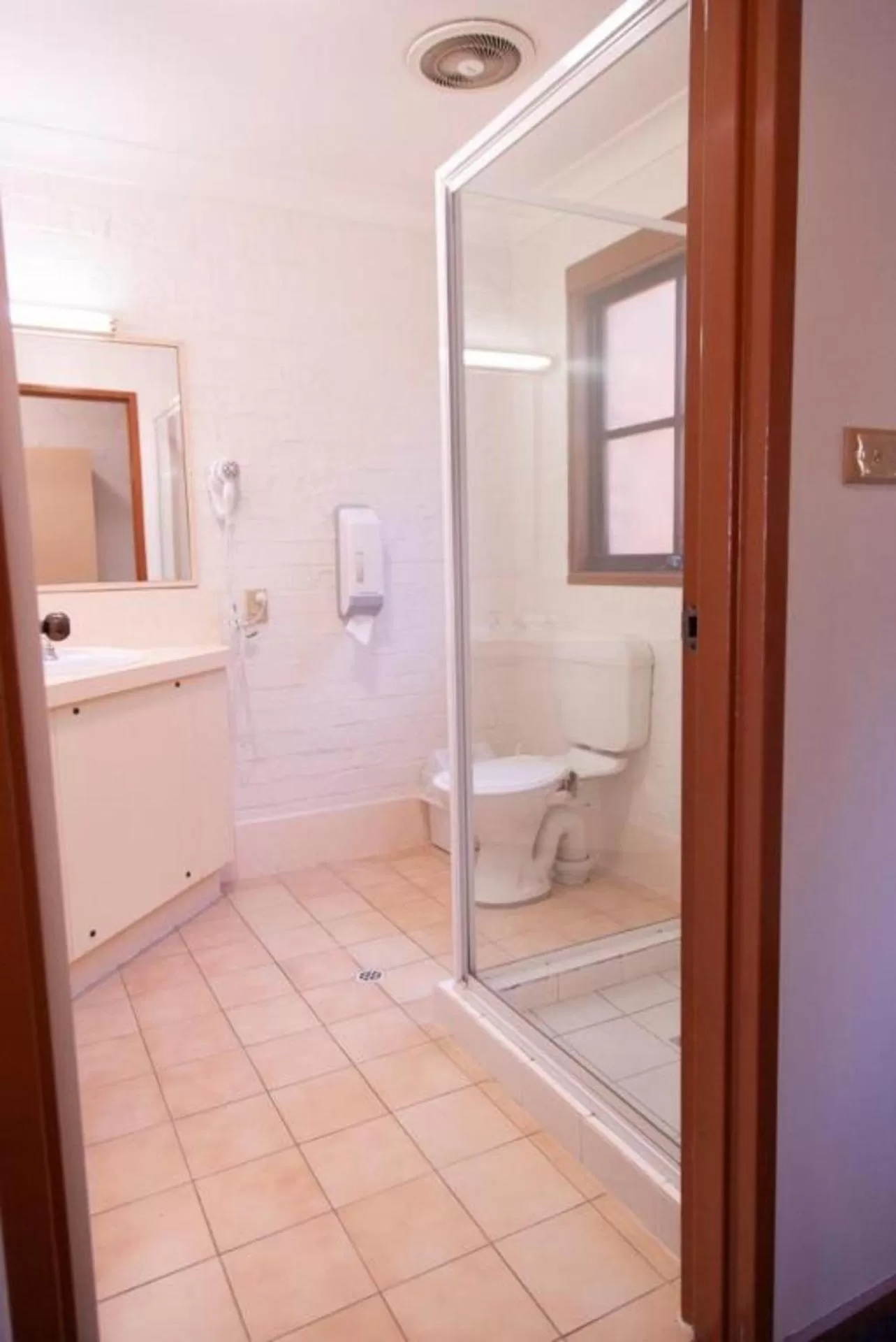 Bathroom in Bega Downs Motor Inn