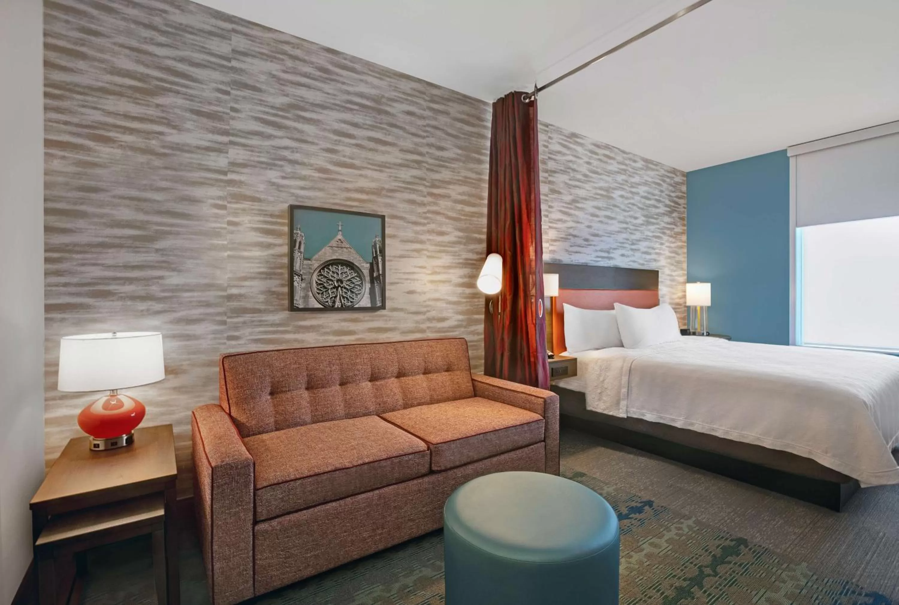 Living room, Bed in Home2 Suites By Hilton Richmond