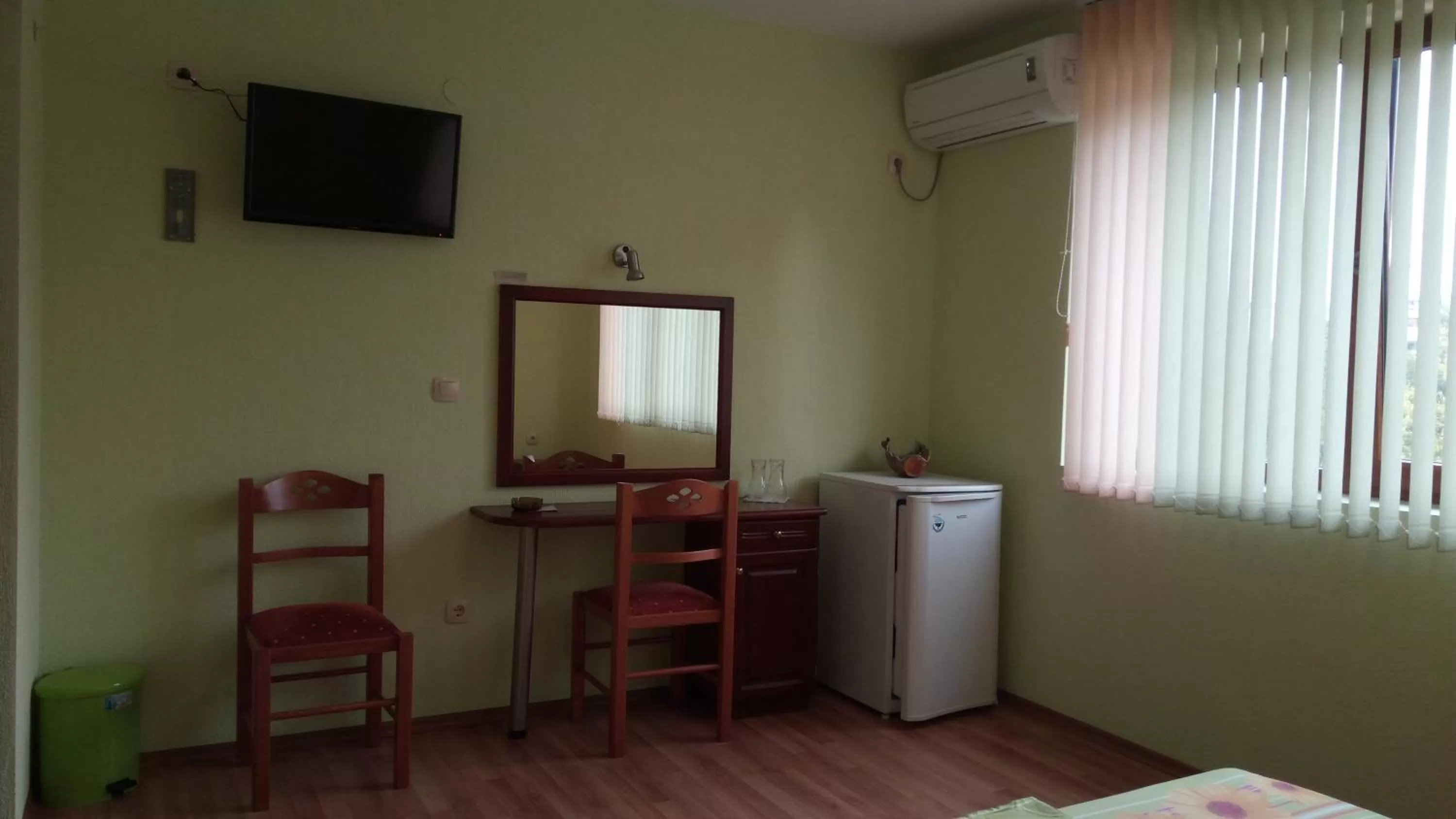 TV/Entertainment Center in Motel Elegance