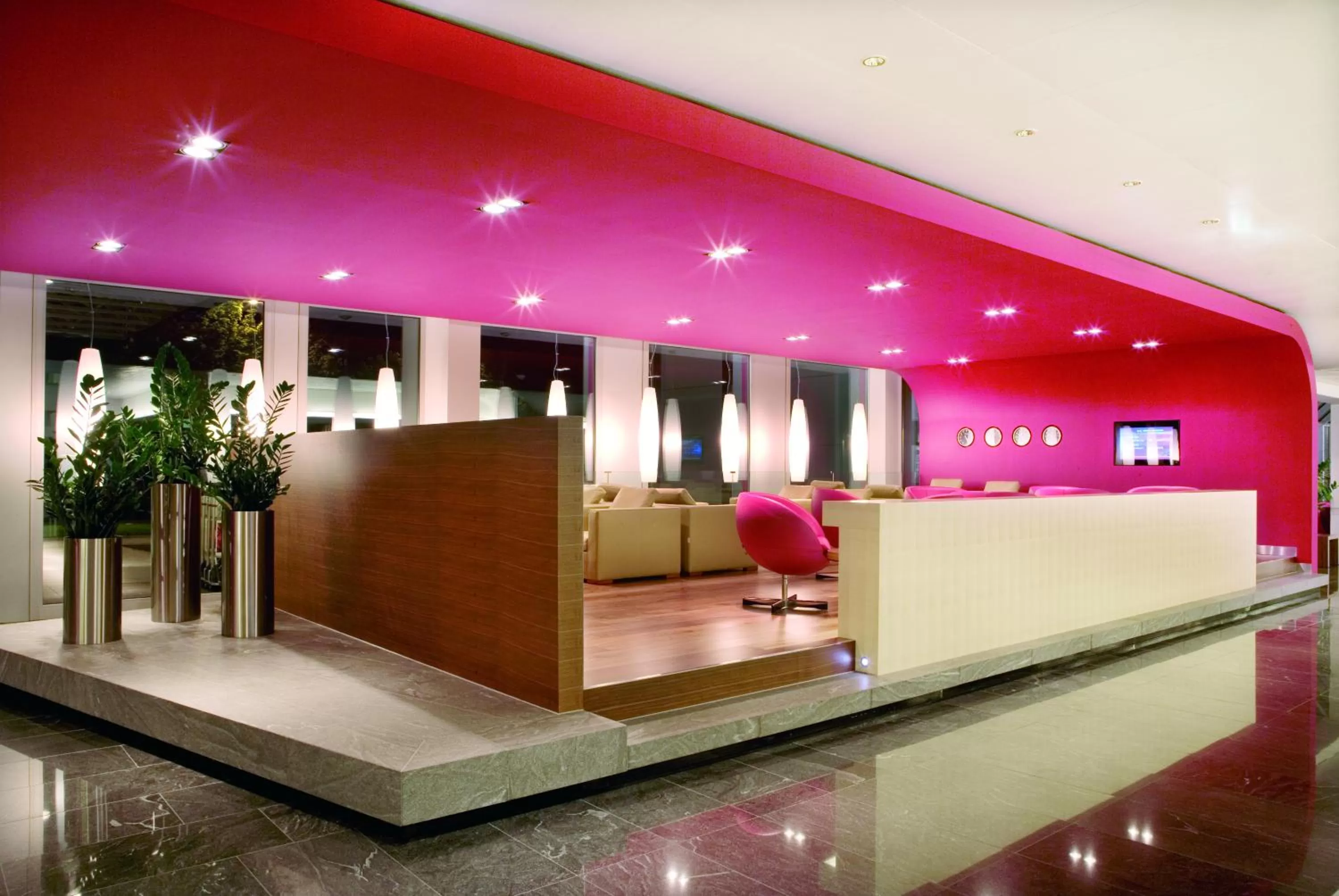 Lobby or reception in Mövenpick Hotel Zurich Airport