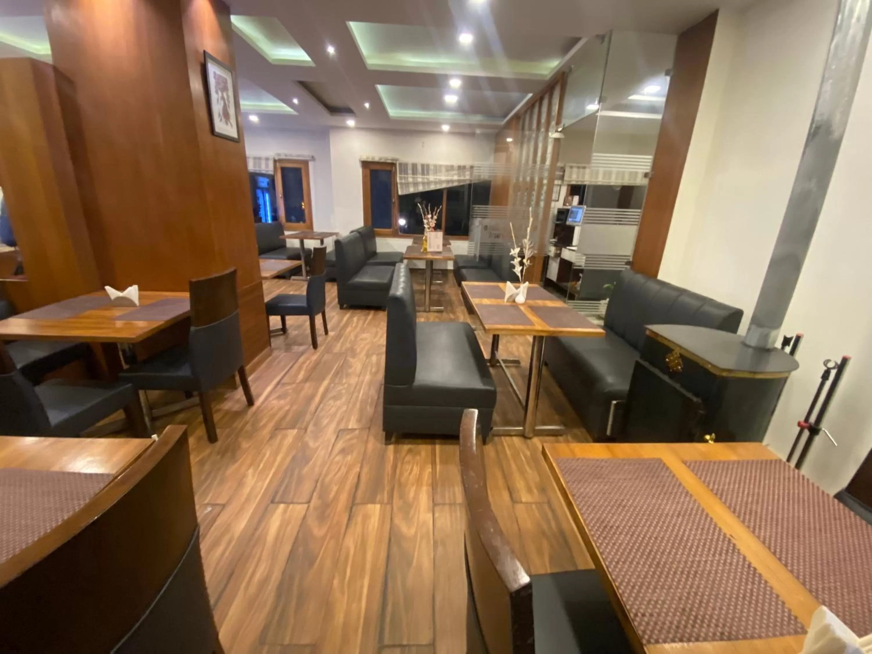 Restaurant/Places to Eat in Hotel Ambika Resort Manali