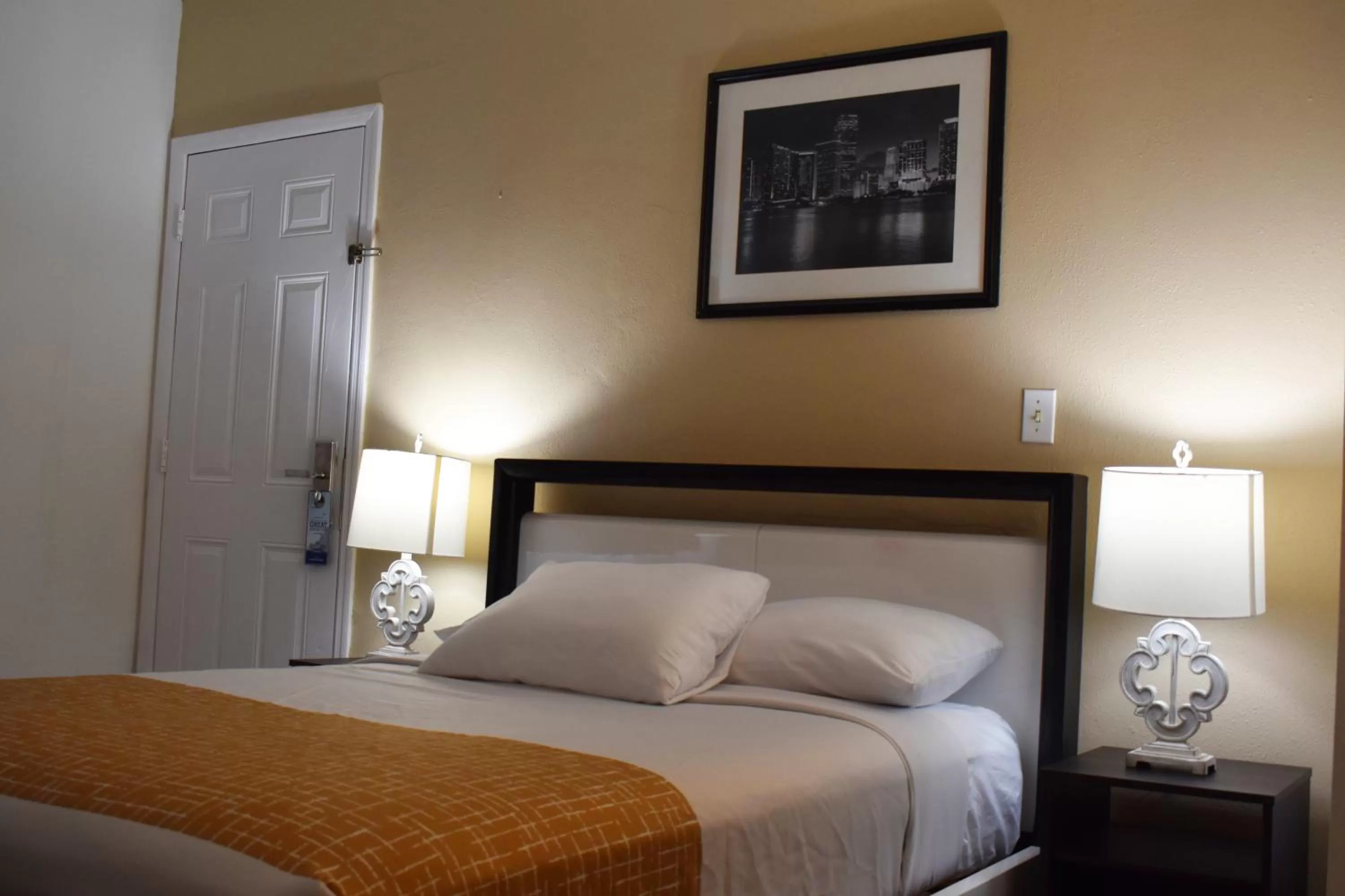 Bedroom, Bed in Travelodge by Wyndham Miami Biscayne Bay