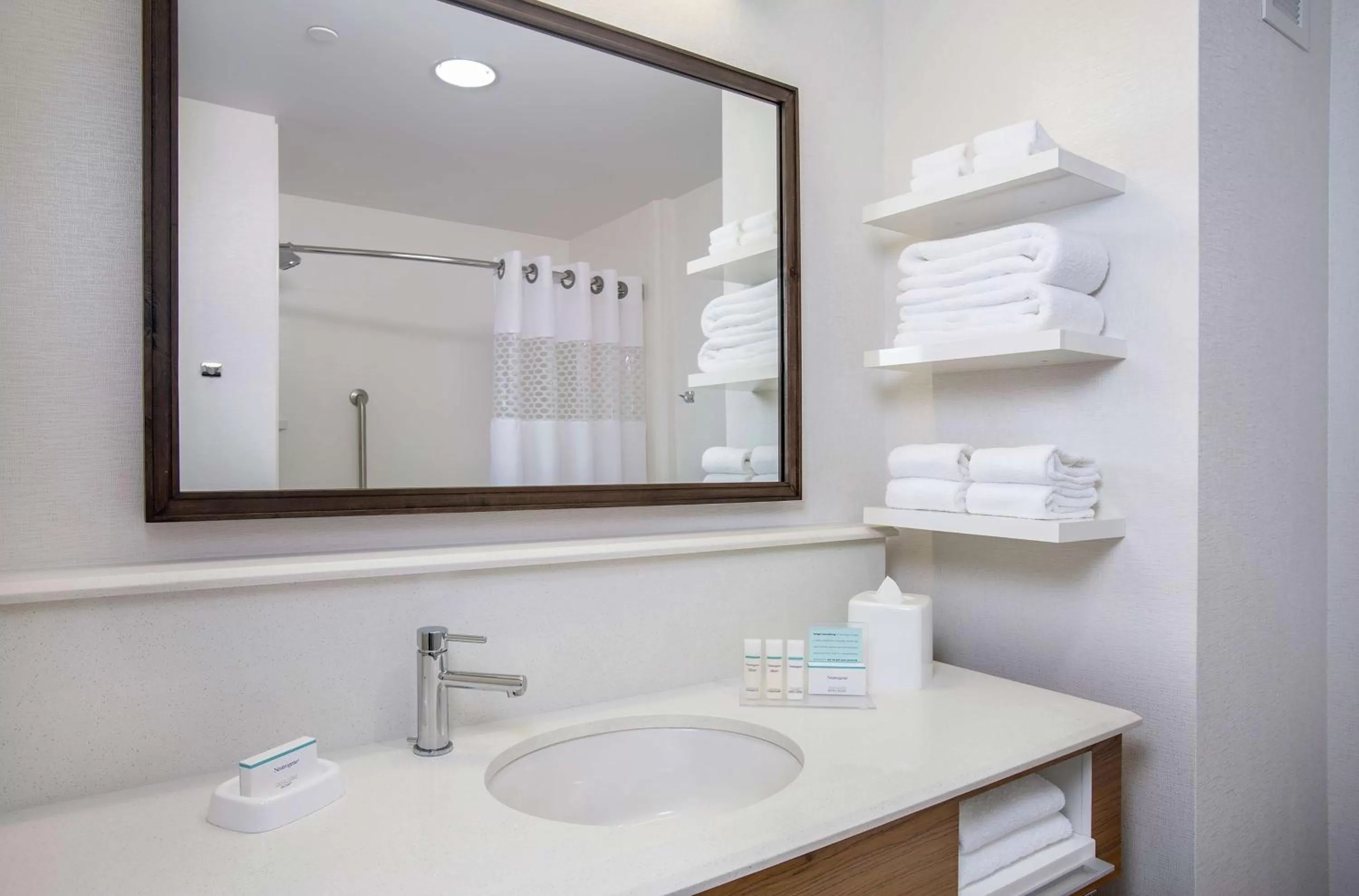 Shower in Hampton Inn & Suites Oahu Kapolei - FREE Parking - No Resort Fee