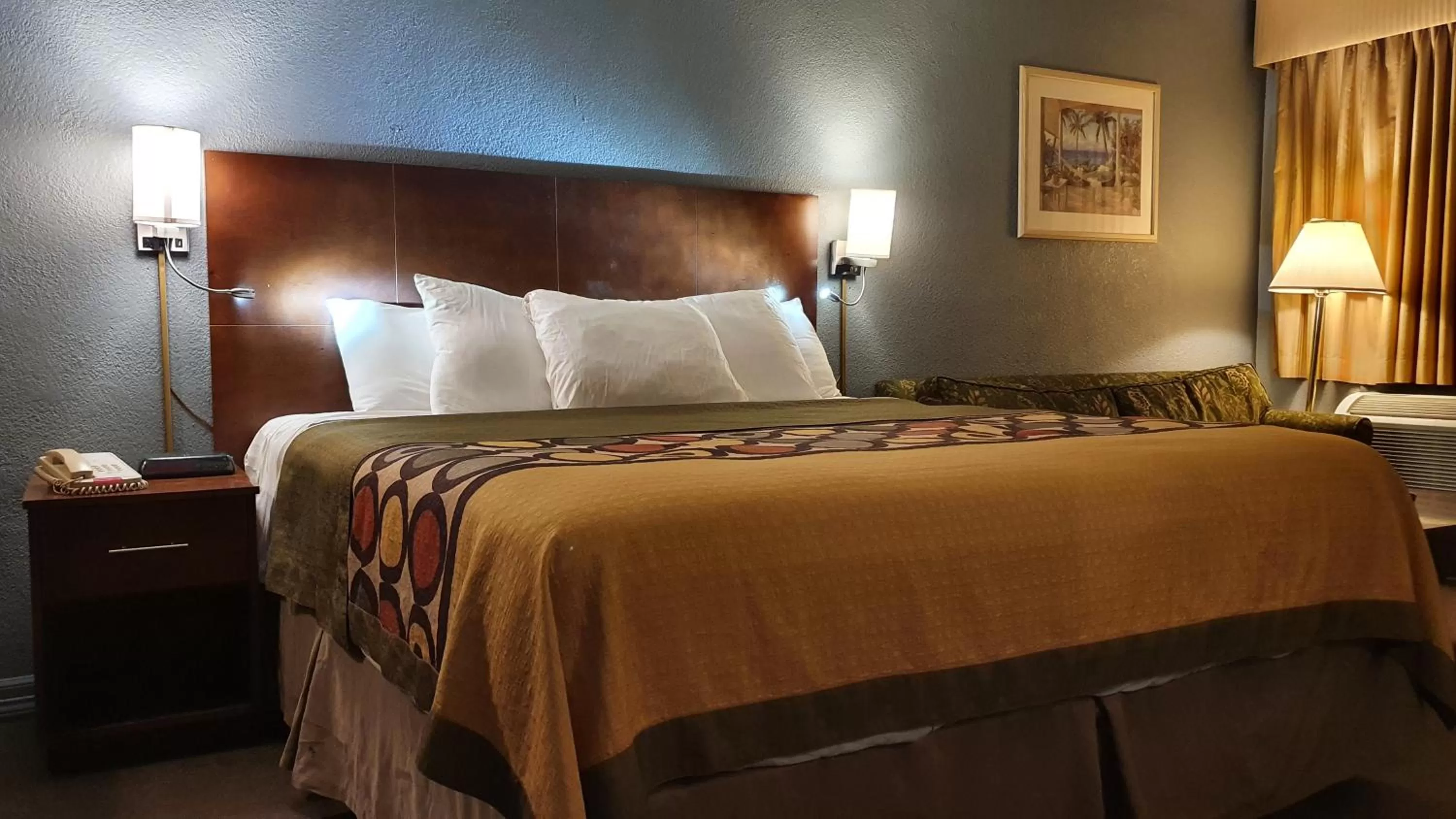 Photo of the whole room, Bed in South Padre Island Inn