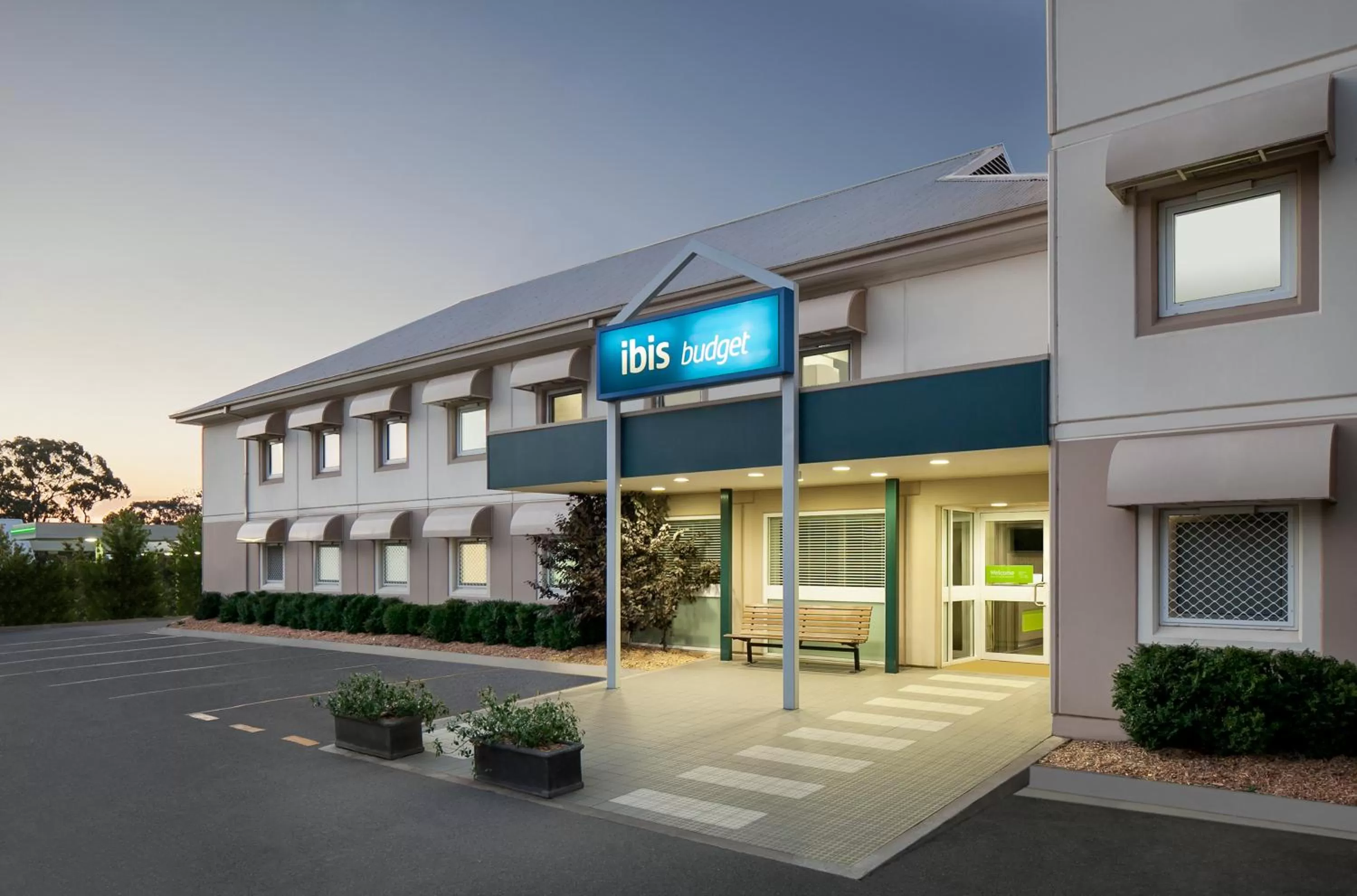 Facade/entrance in ibis Budget Canberra