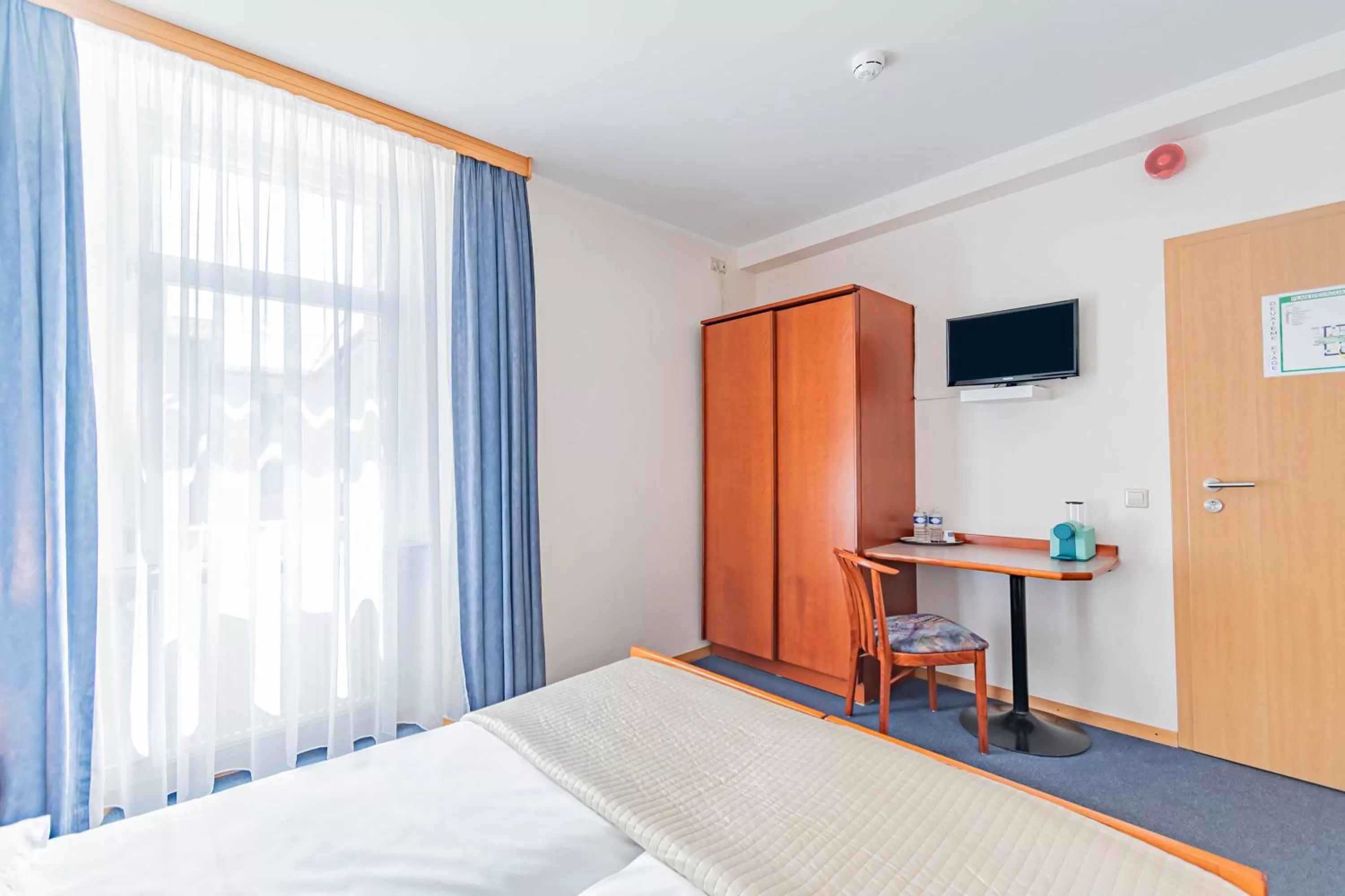 TV and multimedia, Bed in Hôtel Le Petit Poète