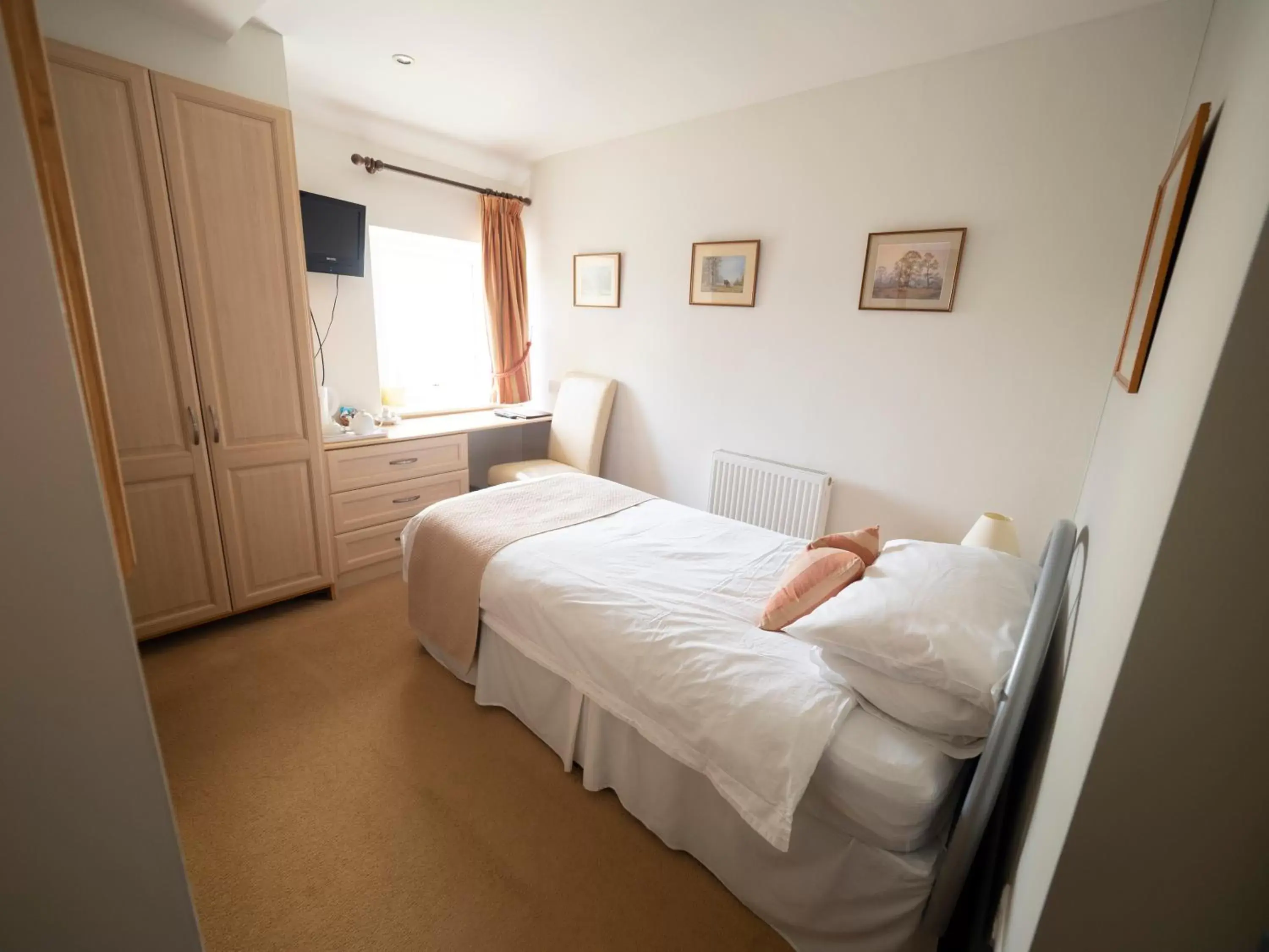 Single Room with Shower - single occupancy in The Rest and Be Thankful Inn Single Room with Shower - single occupancy in The Rest and Be Thankful Inn