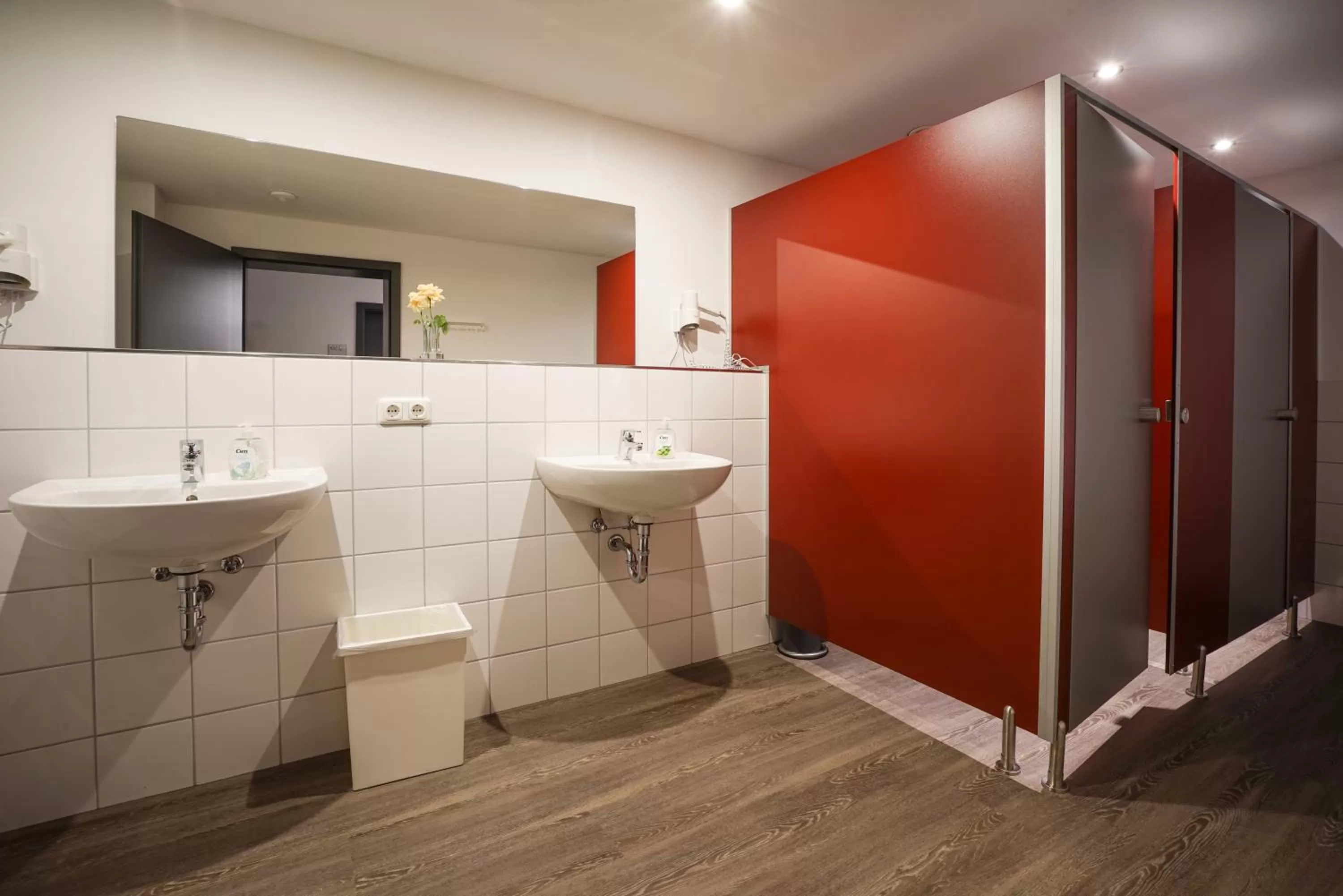 Bathroom in Ruhr Inn Hotel