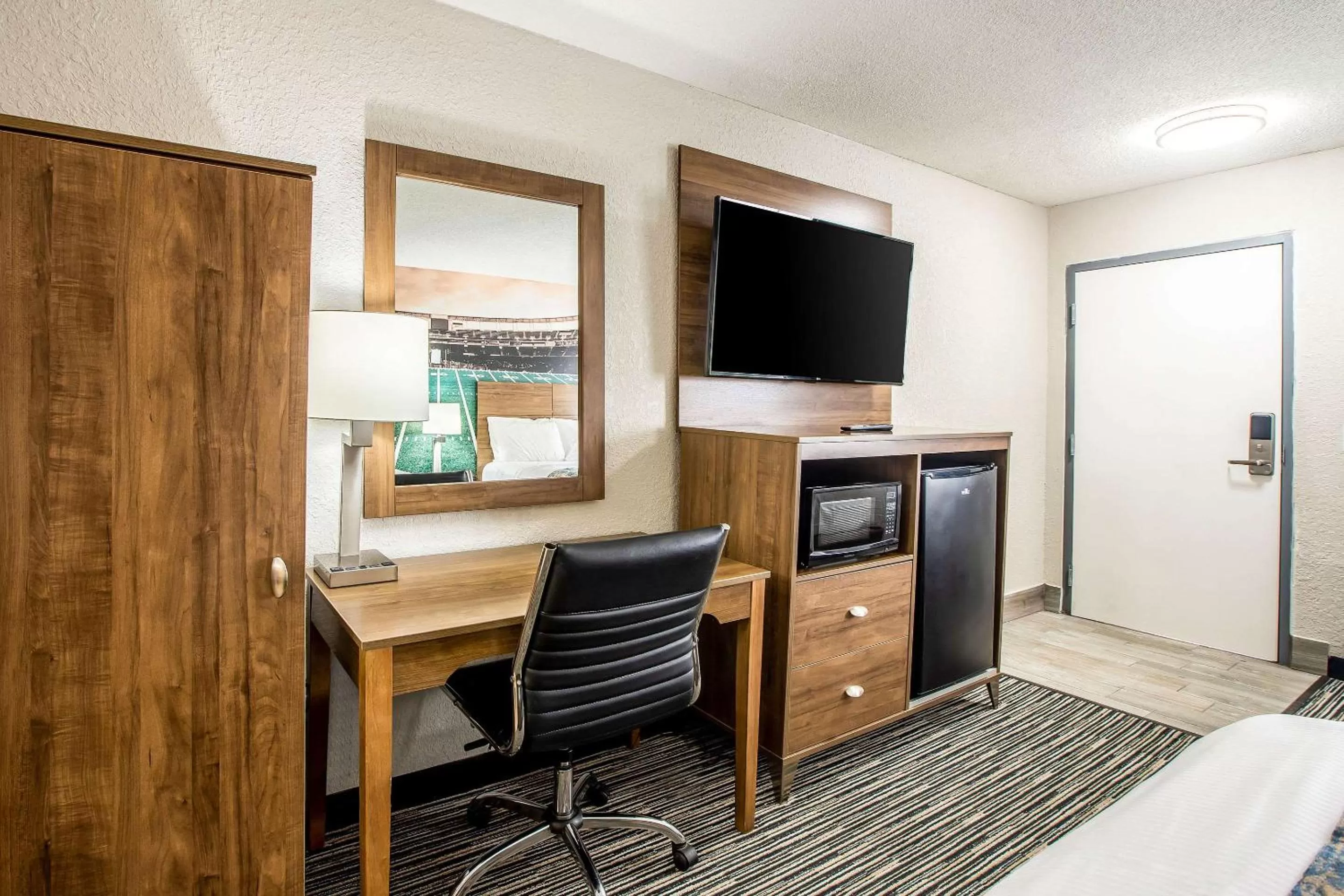 Photo of the whole room in Clarion Pointe East Lansing University Area