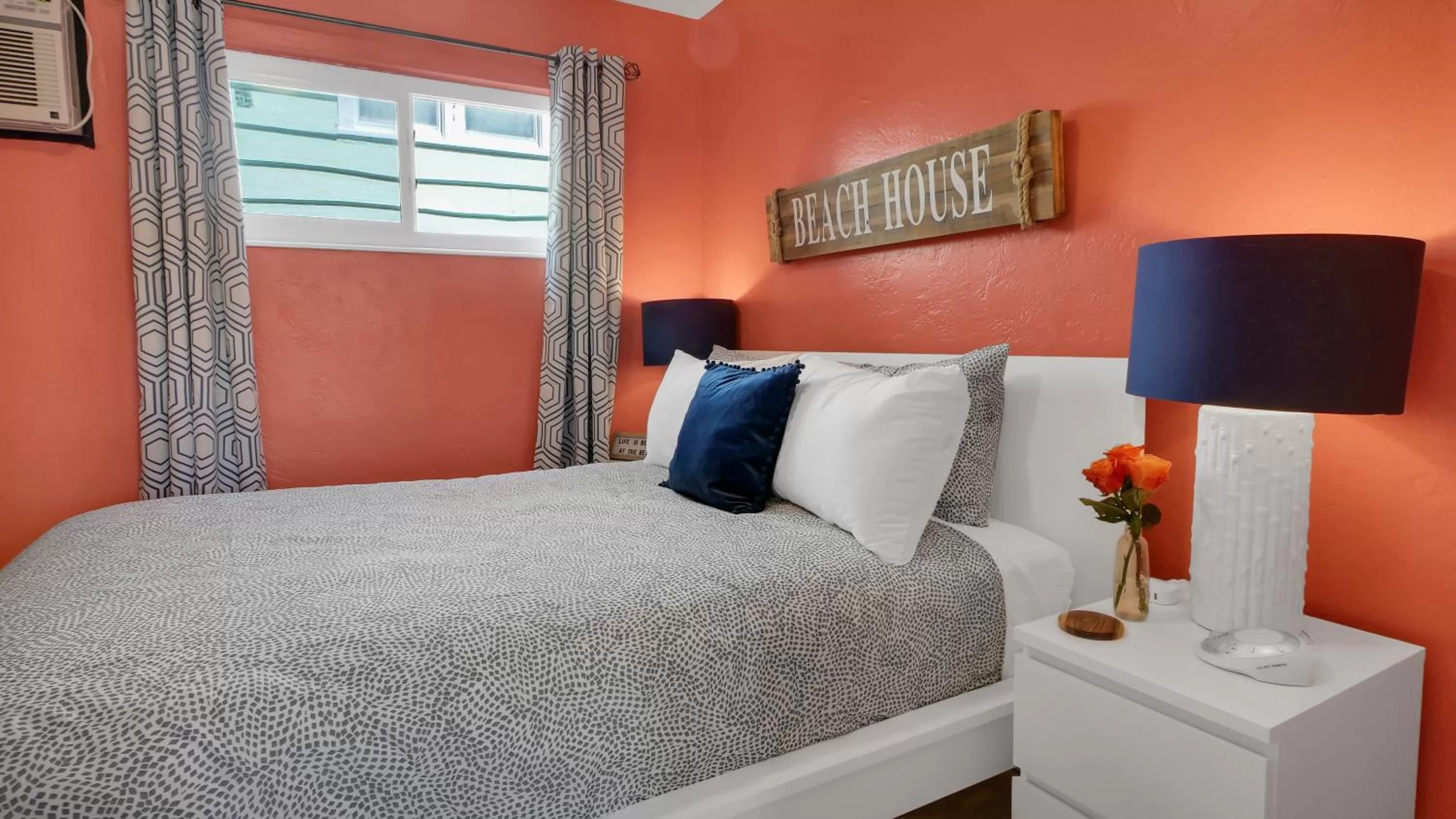 Bedroom, Bed in The Beach House - Treasure Island