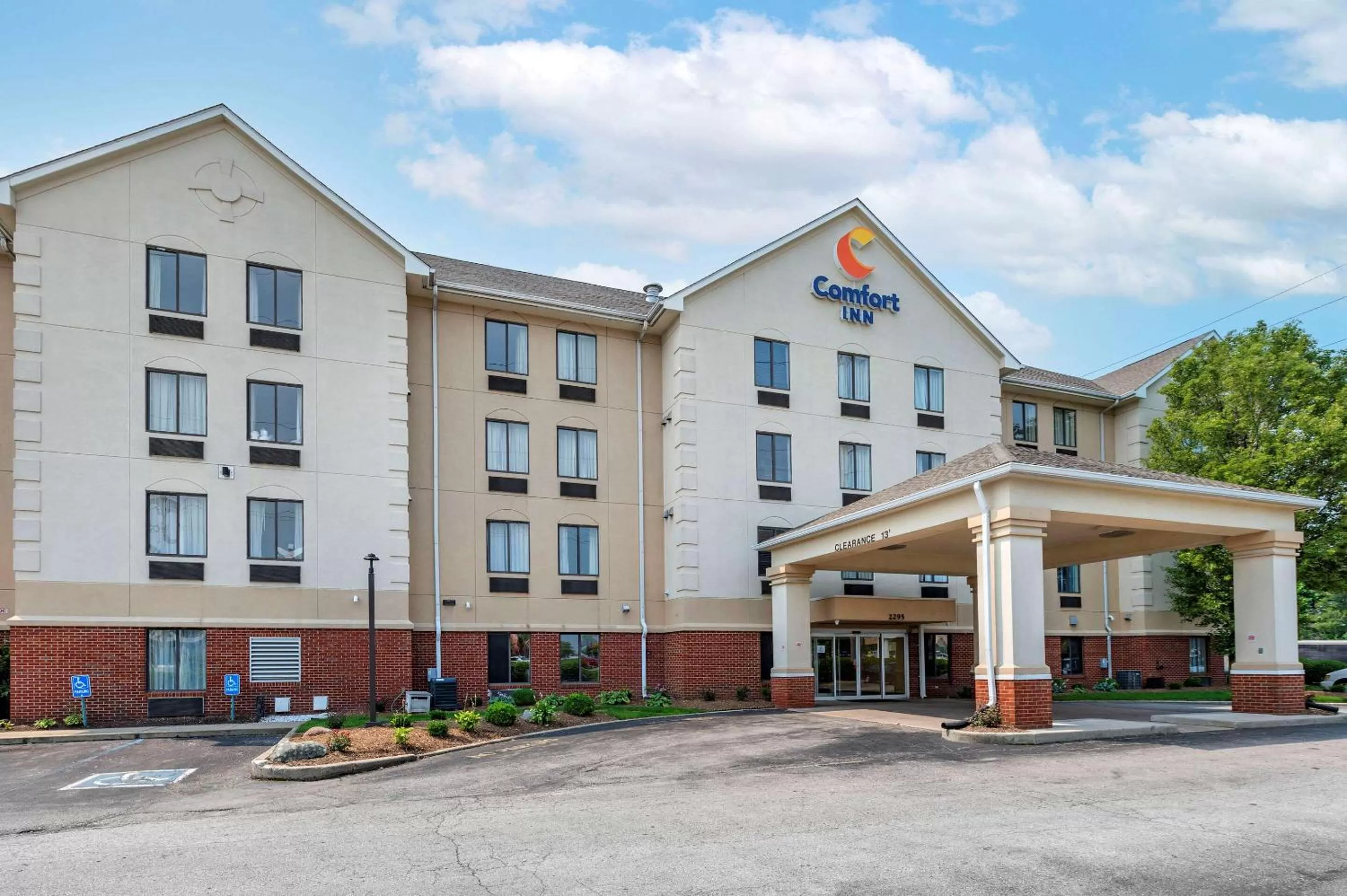 Property building in Comfort Inn Indianapolis East