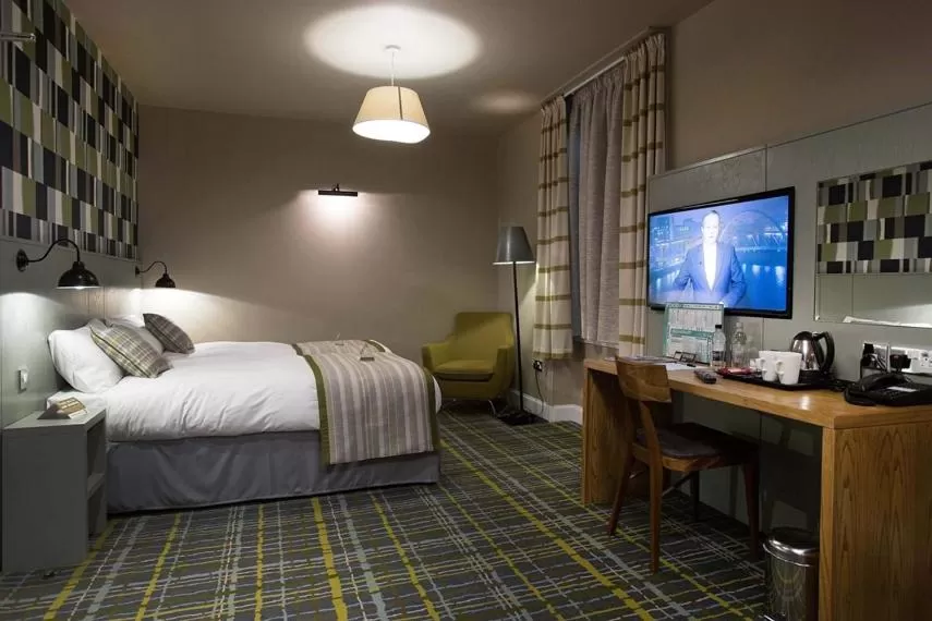 Shower, Bed in Jolly's Hotel Wetherspoon