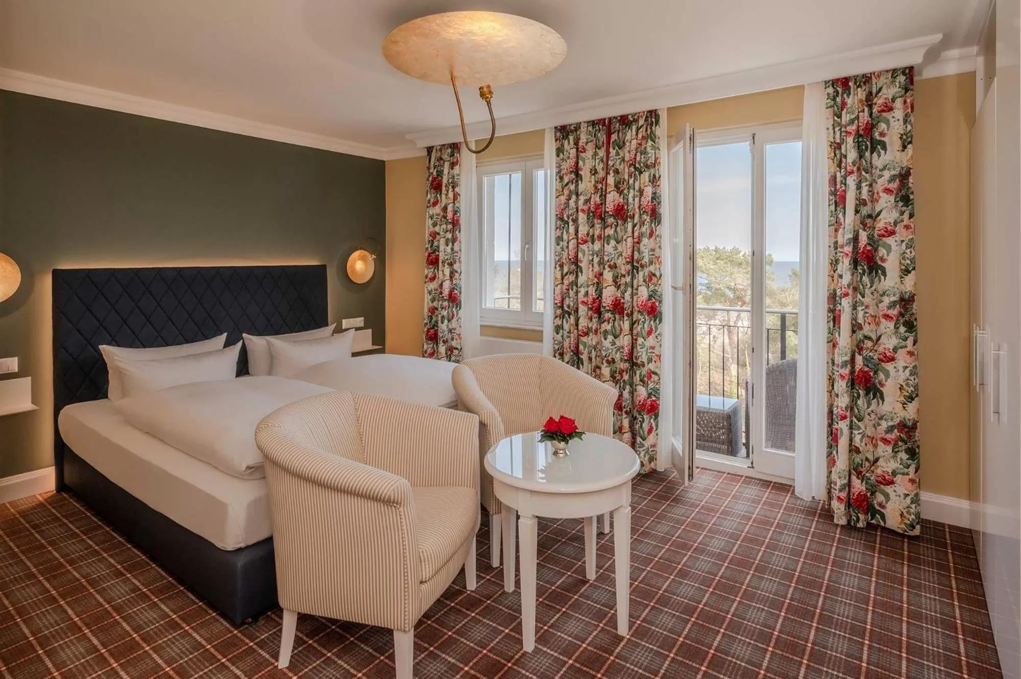 Photo of the whole room, Bed in Strandhotel Heringsdorf mit Soleaußenpool 30 Grad