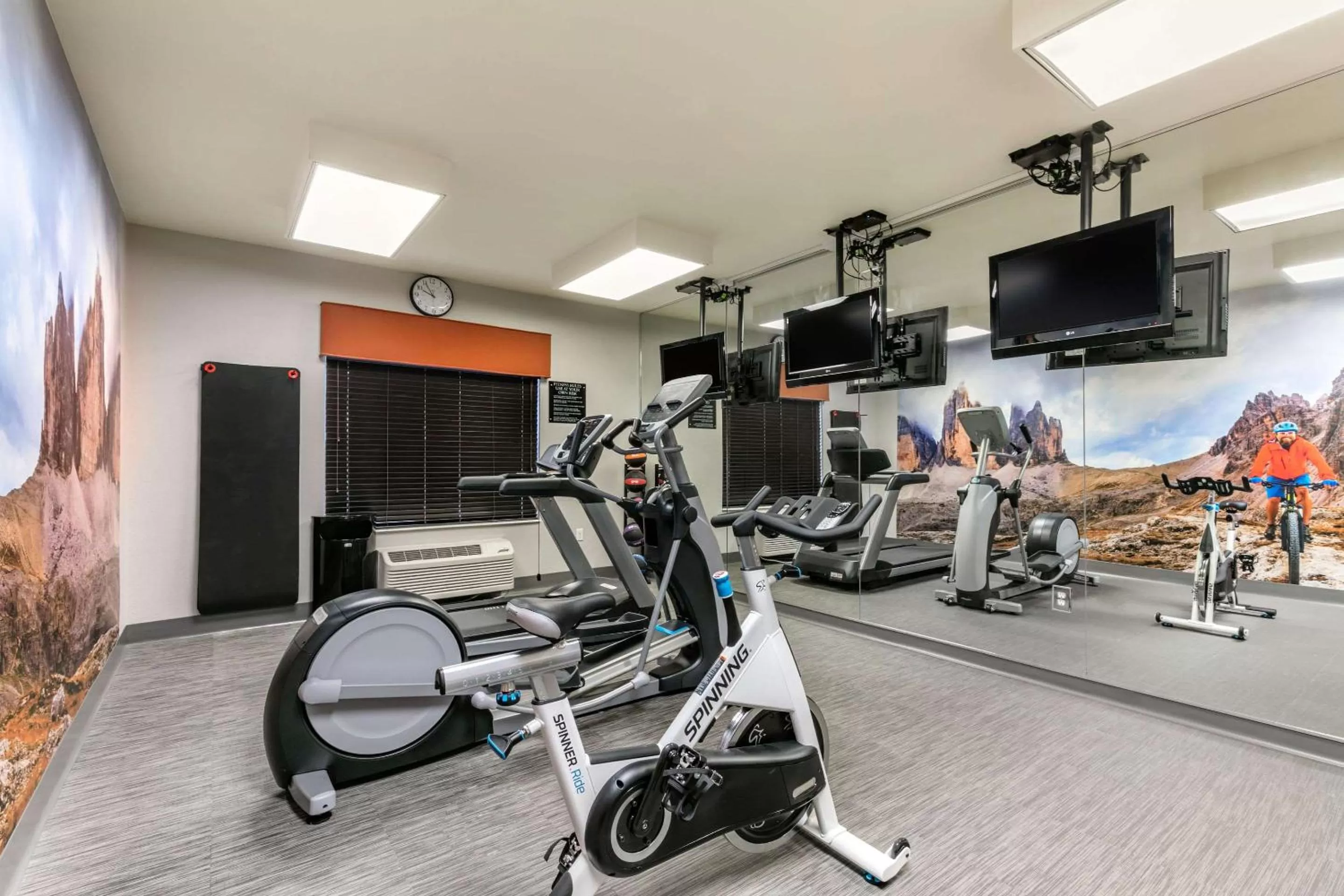 Fitness centre/facilities in Clarion Pointe Columbus-Bradley Park