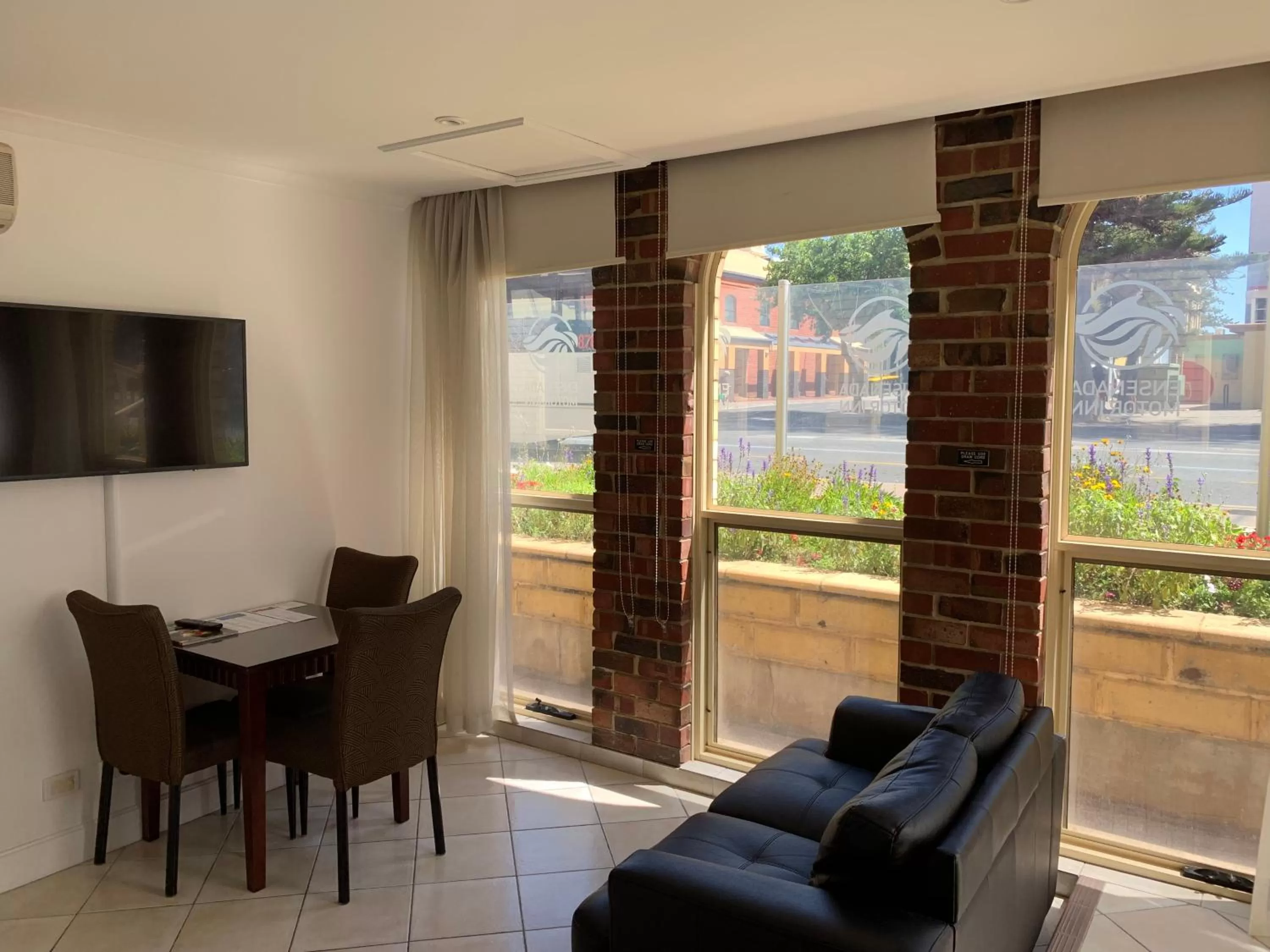 TV and multimedia in Ensenada Motor Inn and Suites