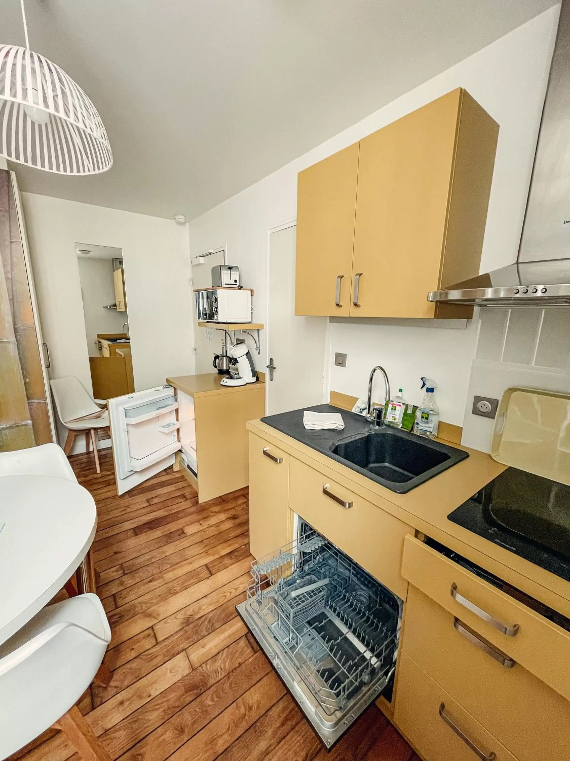 Kitchen or kitchenette in Garden Hotel Rennes Centre Gare