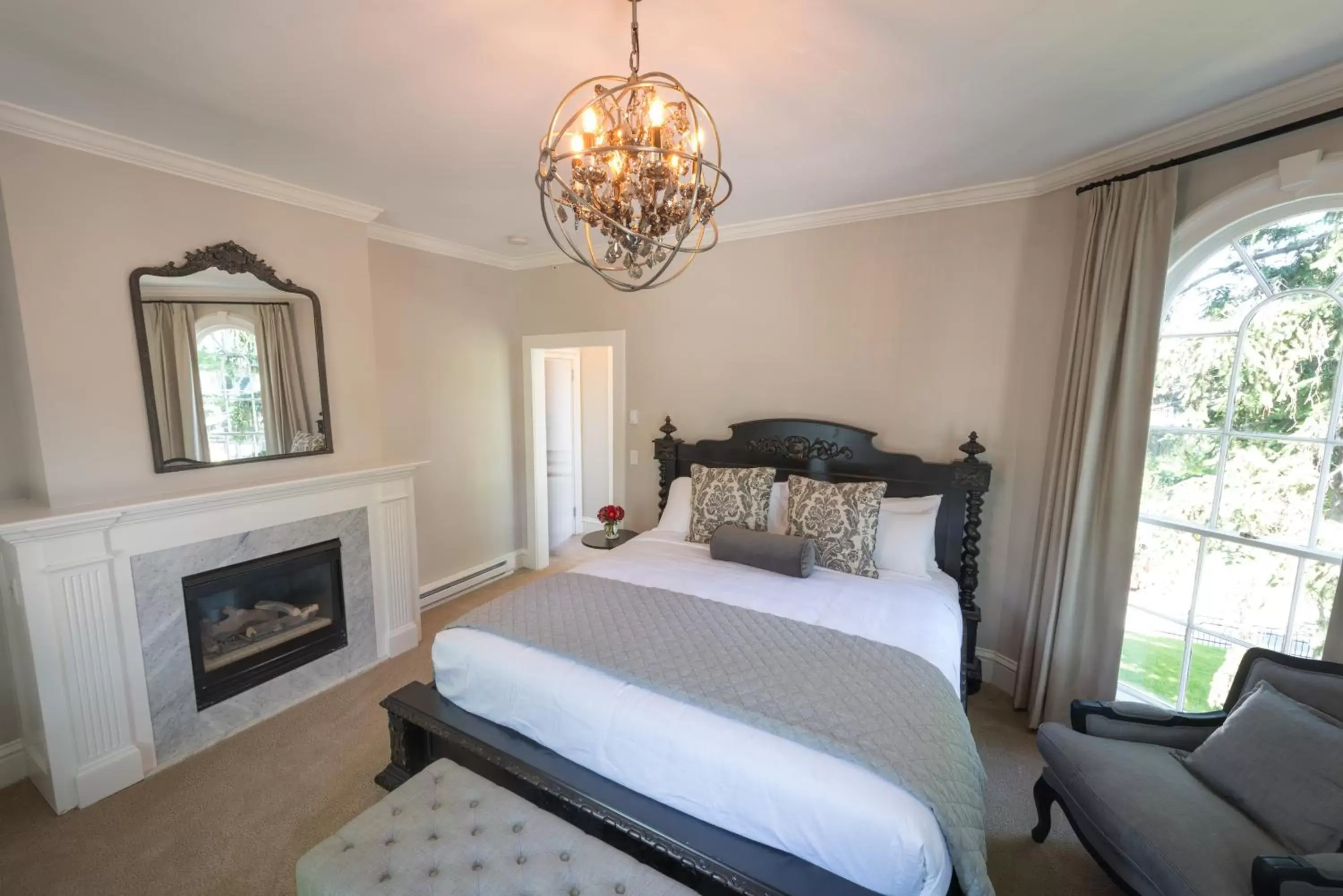 Room 8 – King Room with Fireplace in Serenity Inn Newport Room 8 – King Room with Fireplace in Serenity Inn Newport