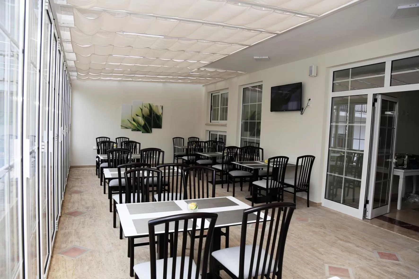 Restaurant/Places to Eat in Mervin Hotel