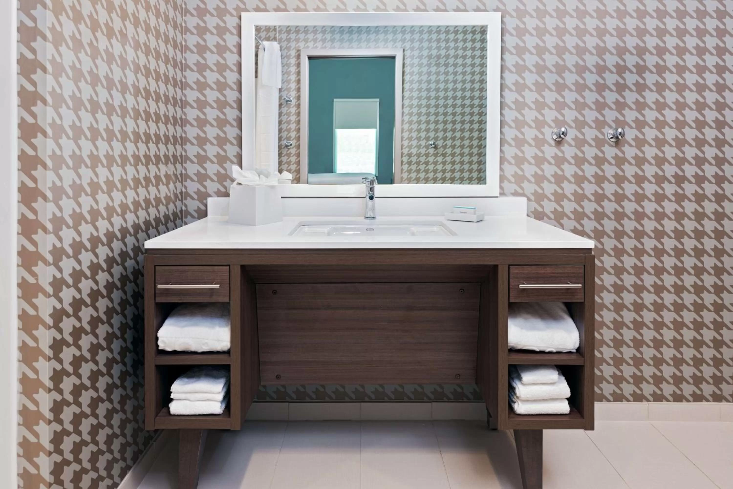 Bathroom in Home2 Suites By Hilton Orlando Near Universal