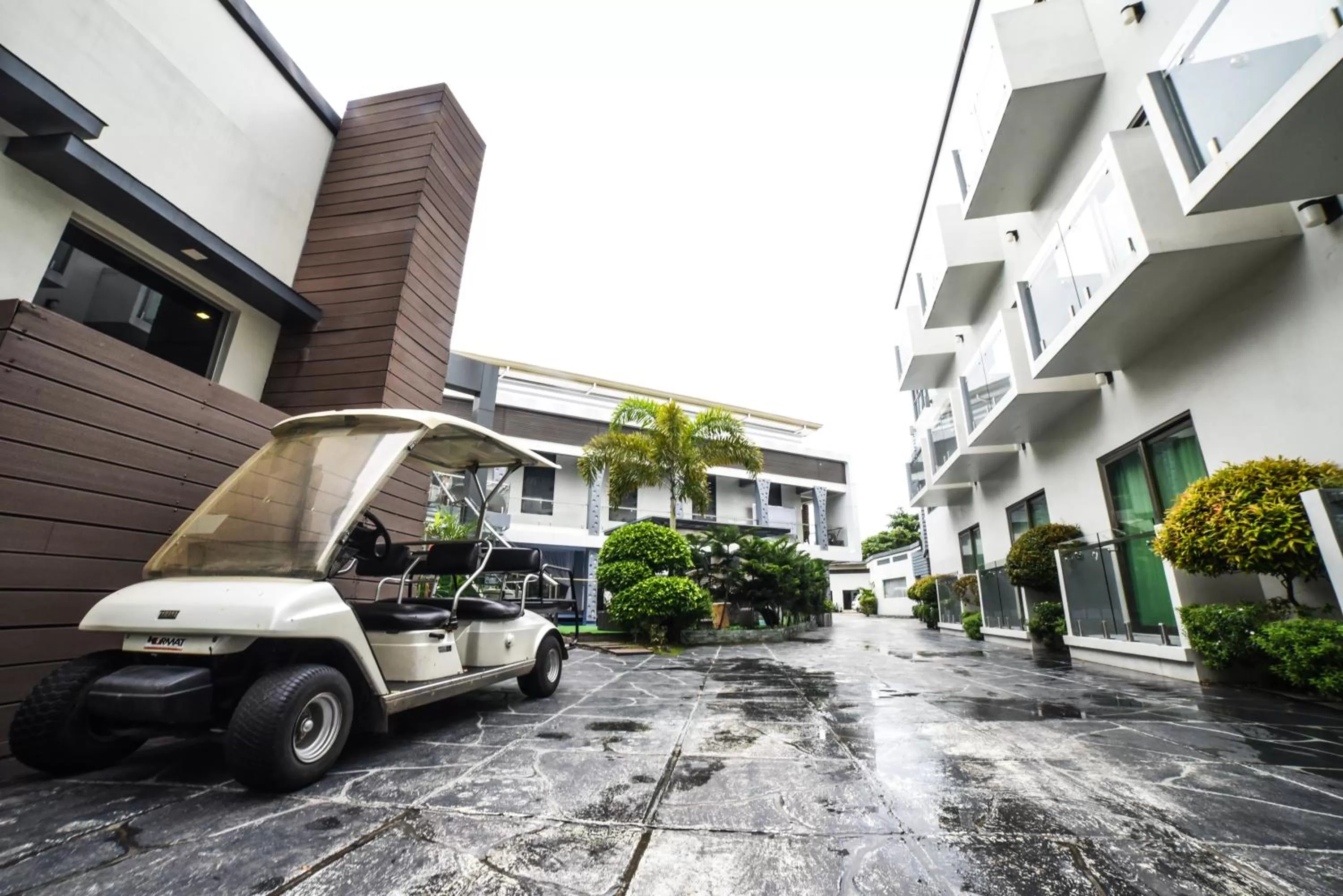 Property building in Eloisa Royal Suites