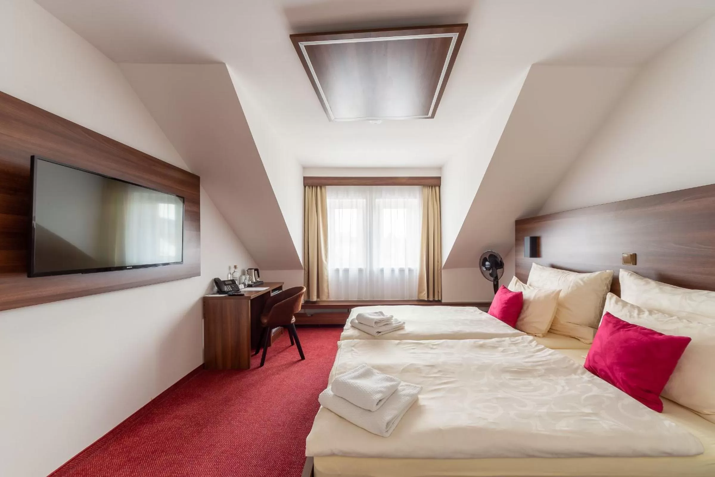 Seating area, Bed in Bohemia Inn Hotel