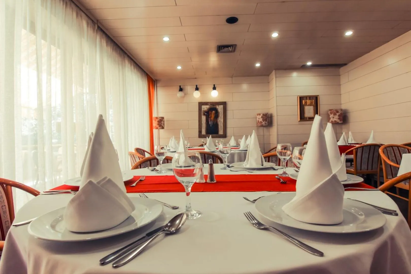 Restaurant/places to eat in Hotel Grand