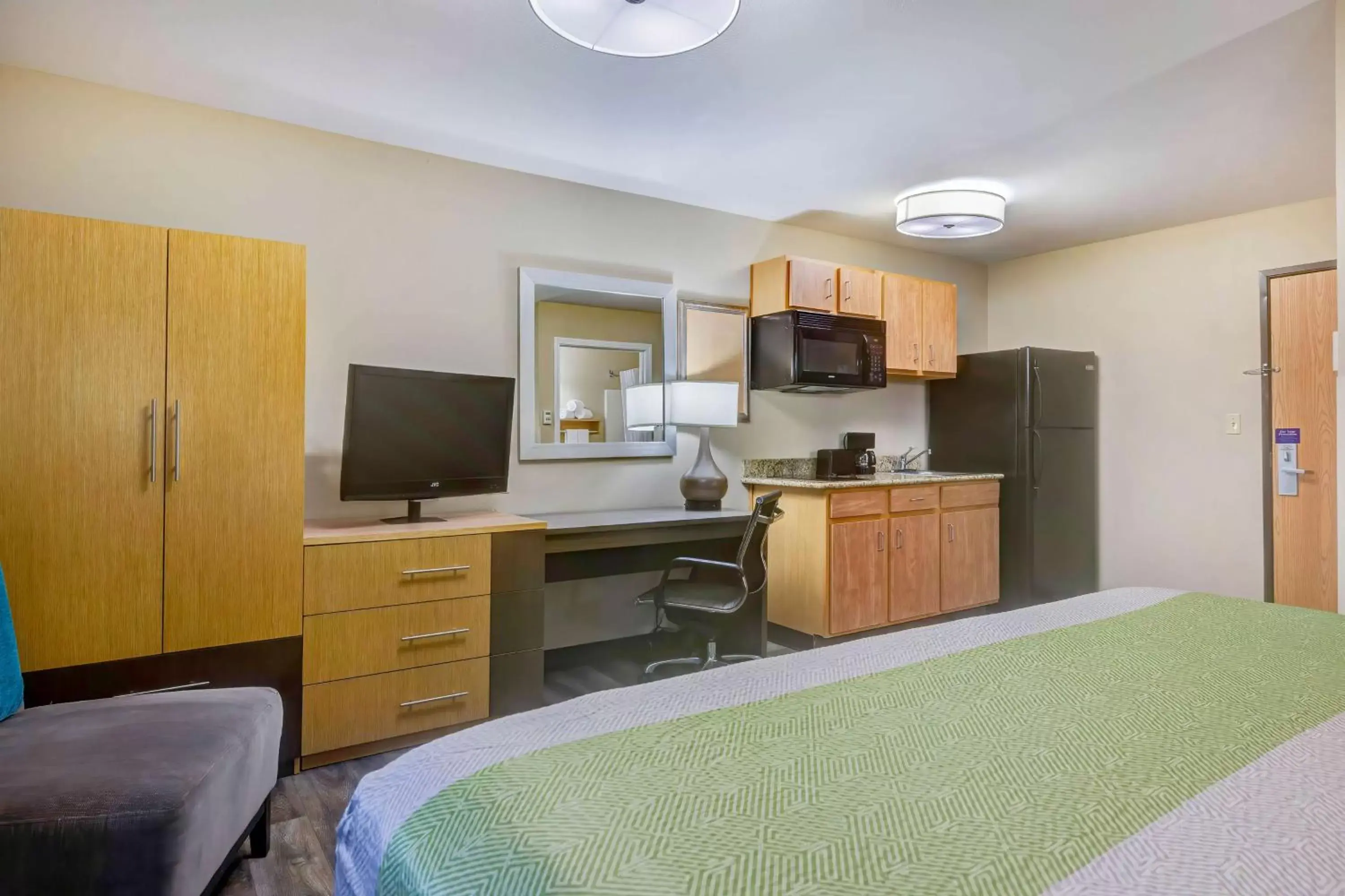 Deluxe Queen Room - Non-Smoking in Studio 6 Lenexa - Overland Park Deluxe Queen Room - Non-Smoking in Studio 6 Lenexa - Overland Park