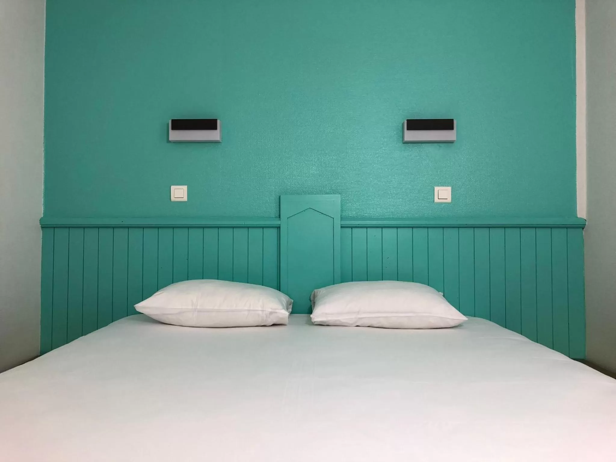 Bedroom, Bed in HALT HOTEL - Choisissez l'Hôtellerie Indépendante