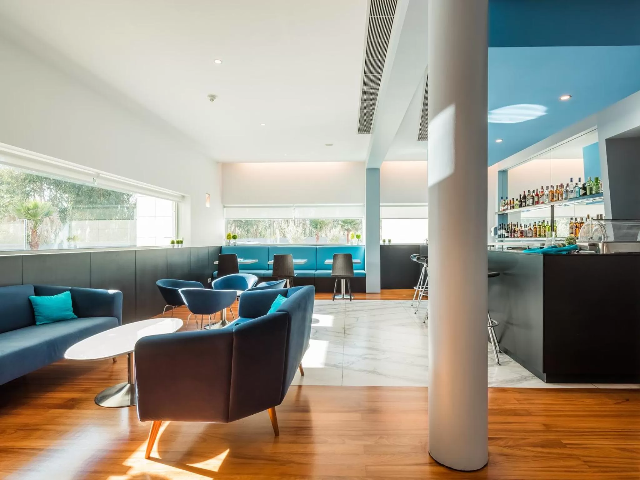 Lounge or bar in OPOHOTEL Porto Aeroporto